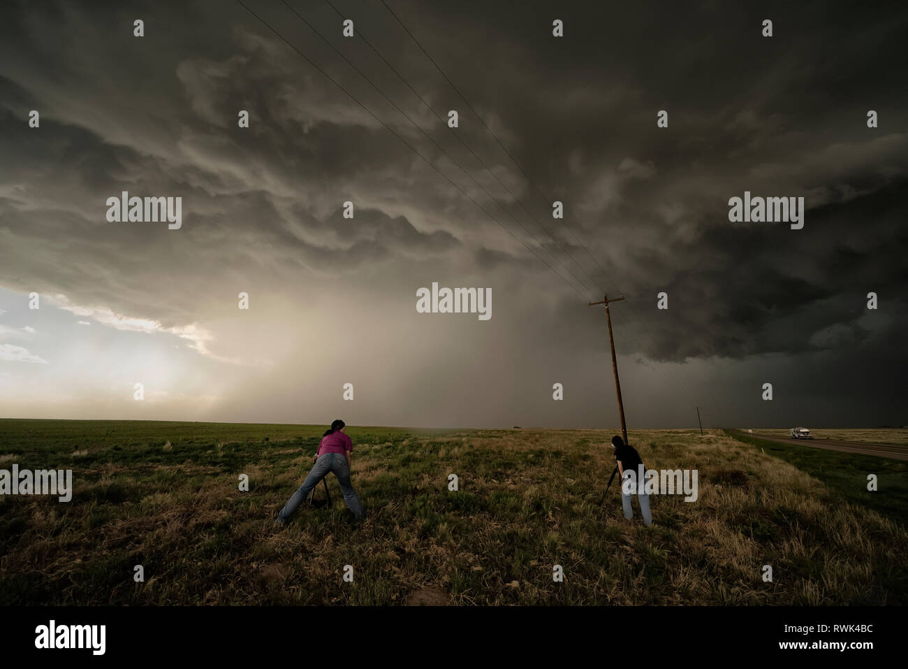 Menschen fotografieren einer superzelle Gewitter während eines Sturms jagen Tour, Oklahoma, Vereinigte Staaten von Amerika Stockfoto