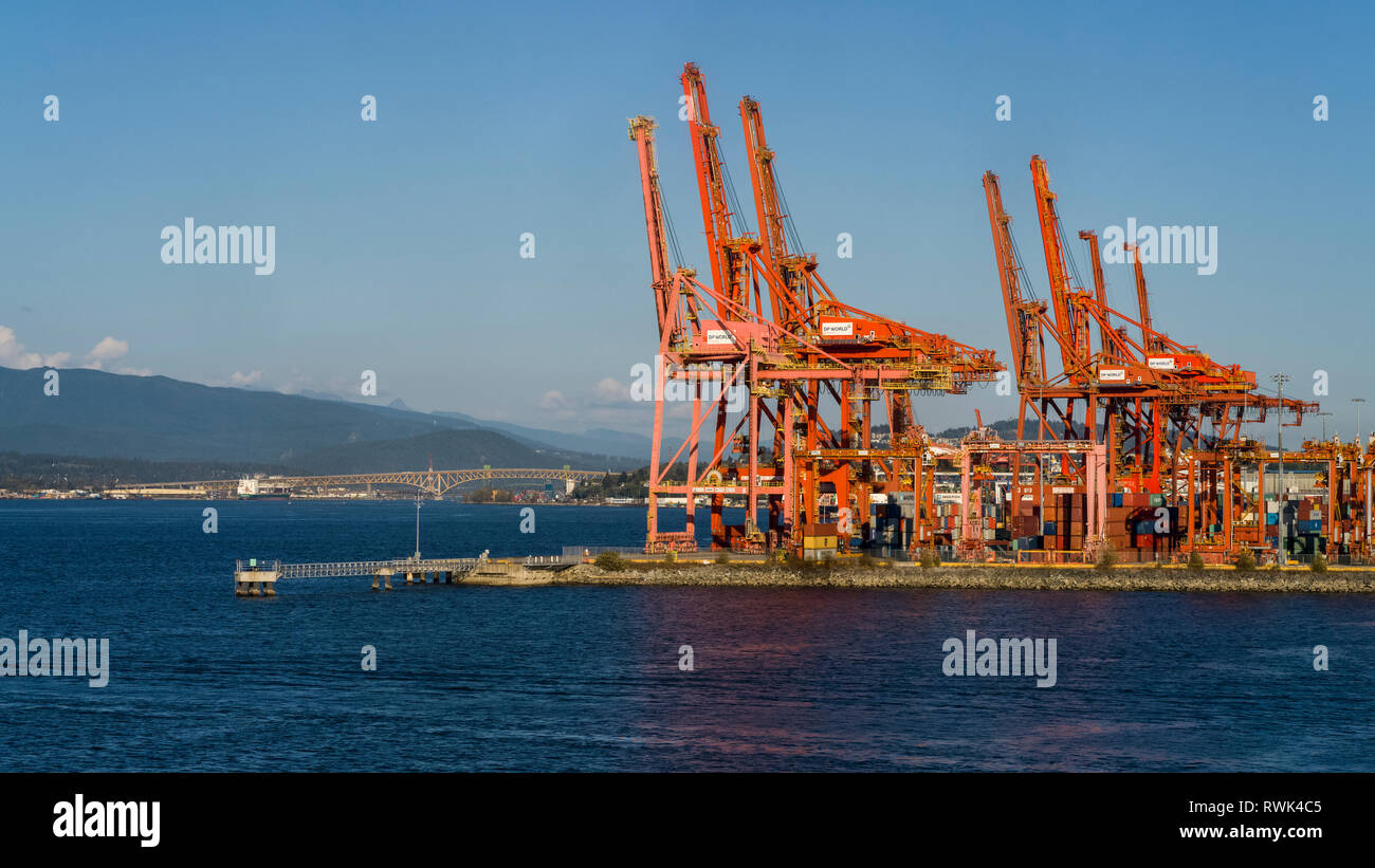 Kräne und Container im Hafen Vancouver, Vancouver, British Columbia, Kanada Stockfoto