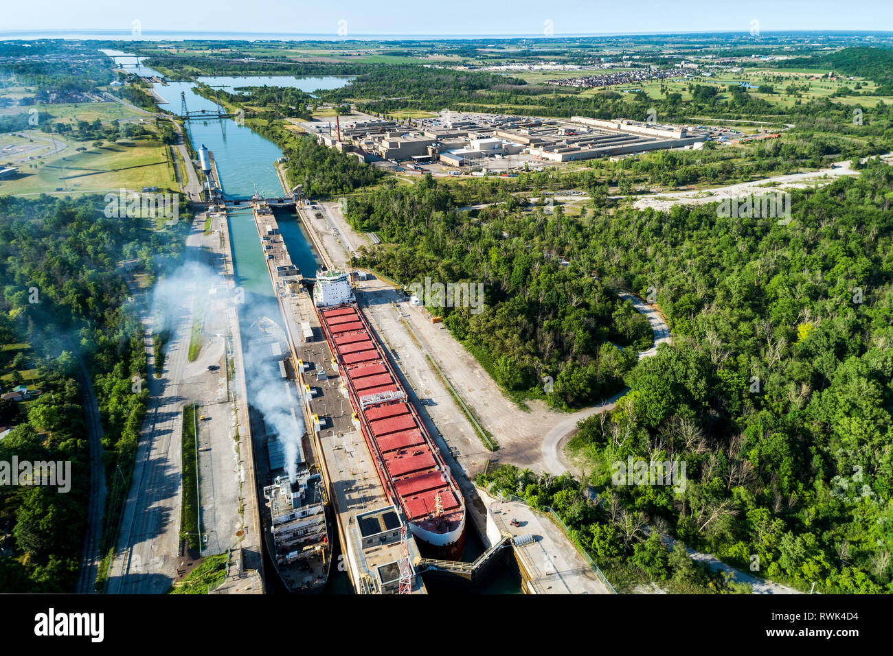 Luftaufnahme von zwei großen Laker Schiffe in Lock System ist ein Kanal; Thorold, Ontario, Kanada Stockfoto