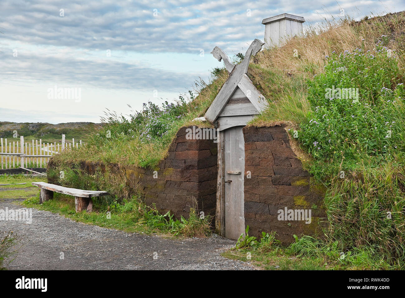 Eingang zu einem neu Wikinger Langhaus mit seinen charakteristischen sod Dach und Torf block Wänden. L'Anse aux Meadows National Historic Site, L'Anse aux Meadows, Neufundland, Kanada Stockfoto