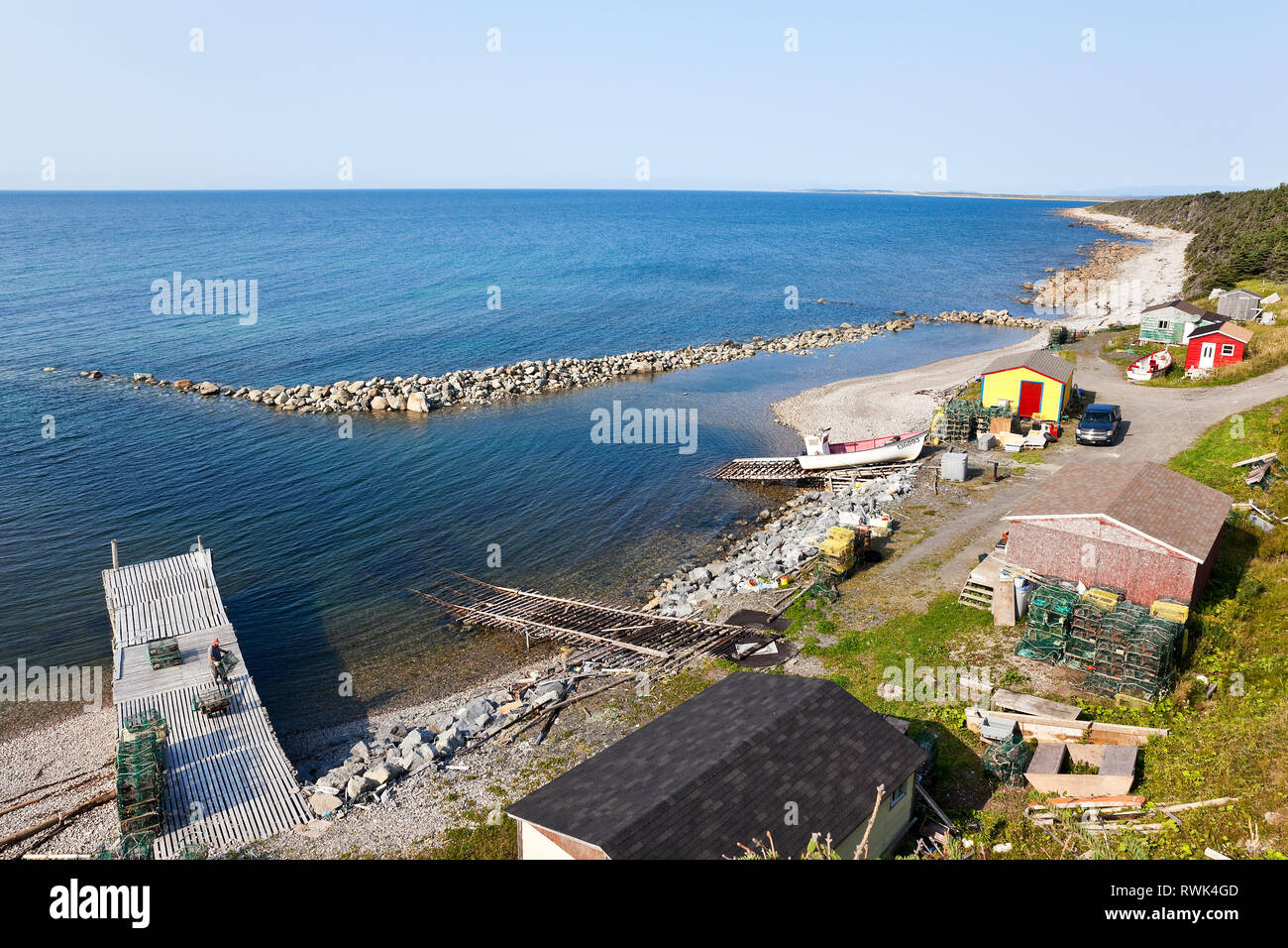 Die handwerkliche Fischerei-Installation mit einem Pier, Hellinge, Schuppen, Kabinen und der Fanggeräte im Martin's Point, westlichen Neufundland, Kanada. Der Körper von Wasser im Hintergrund ist der Golf von St. Lawrence. Stockfoto