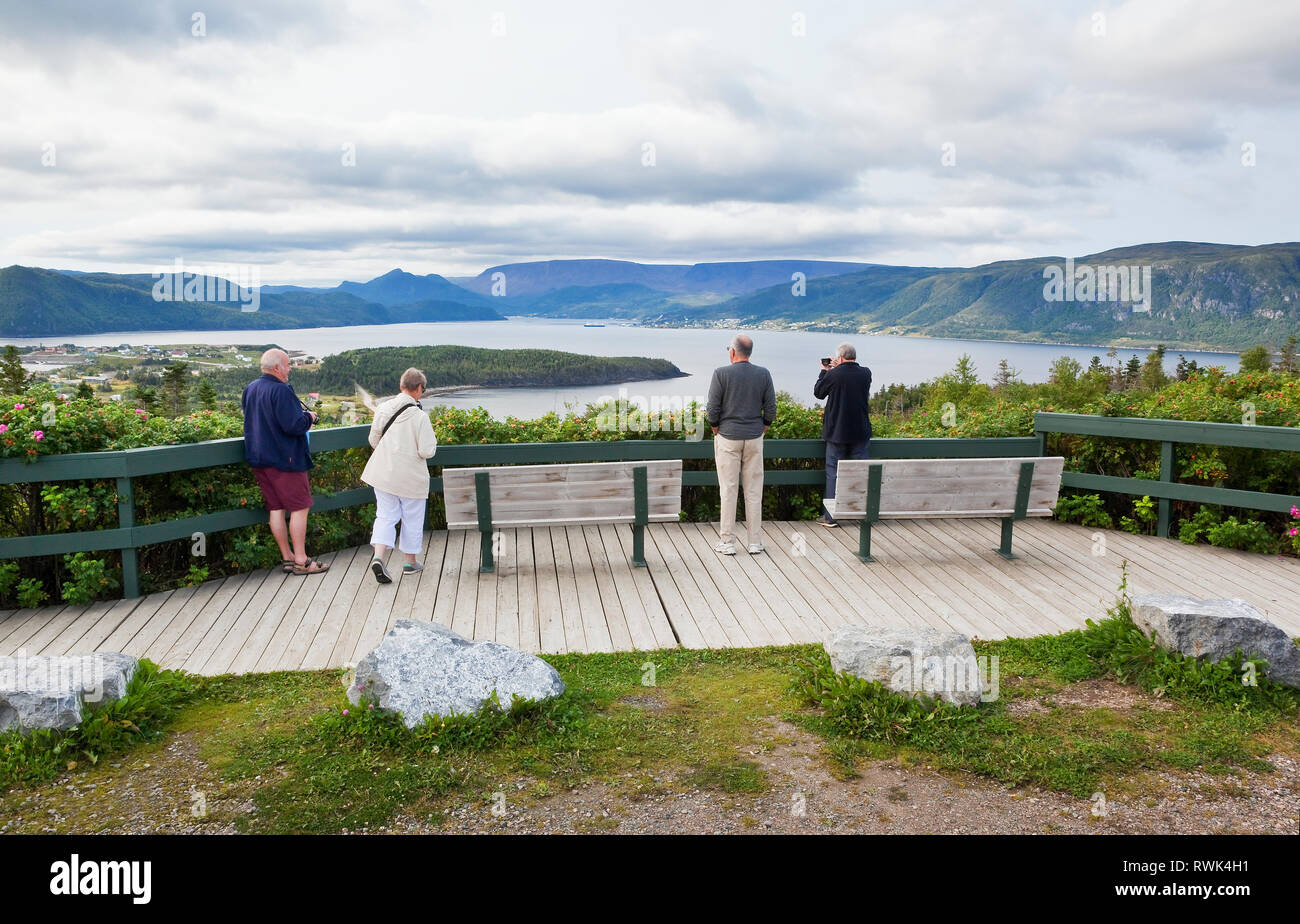 Lookout an Jenniex Heritage House bietet eine Ansicht von rechts von der Norris Point, Bonne Bay und Gros Morne National Park, Neufundland, Kanada links Stockfoto