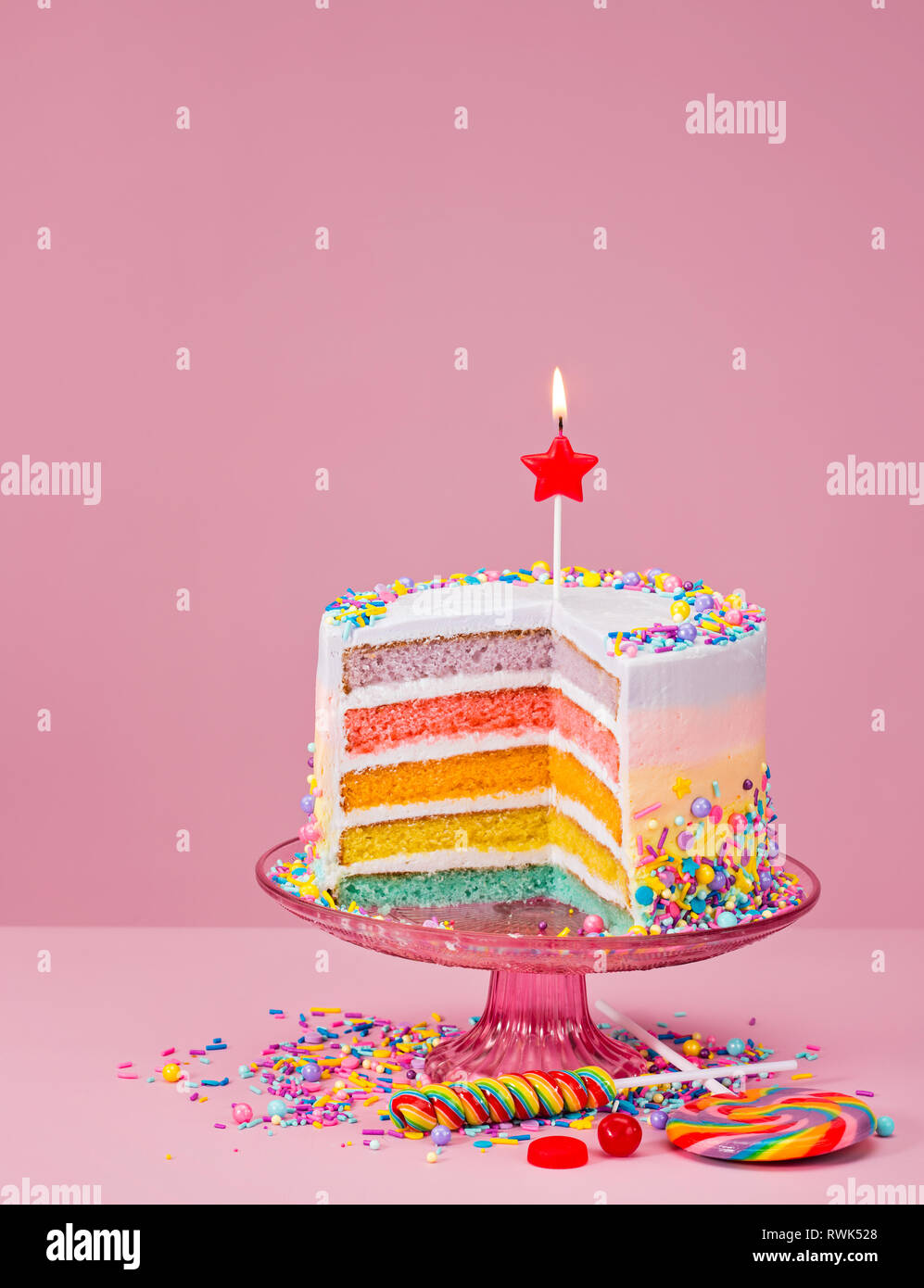 Bunte 2 In 1 Geburtstag Kuchen Mit Streuseln Und Sussigkeiten Uber Einen Rosa Hintergrund Stockfotografie Alamy