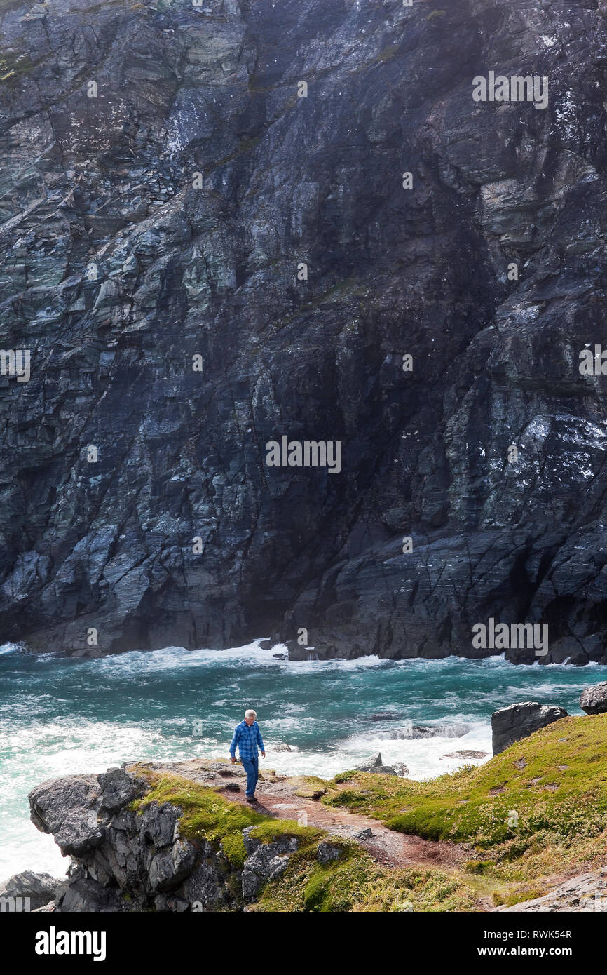 Wanderer auf dem Weg mit Blick auf die Bucht zu Fischen Angeln Punkt Punkt städtischen Park, St. Anthony, Neufundland, Kanada. Im Hintergrund ist die Felswand von Daredevil Hill Stockfoto