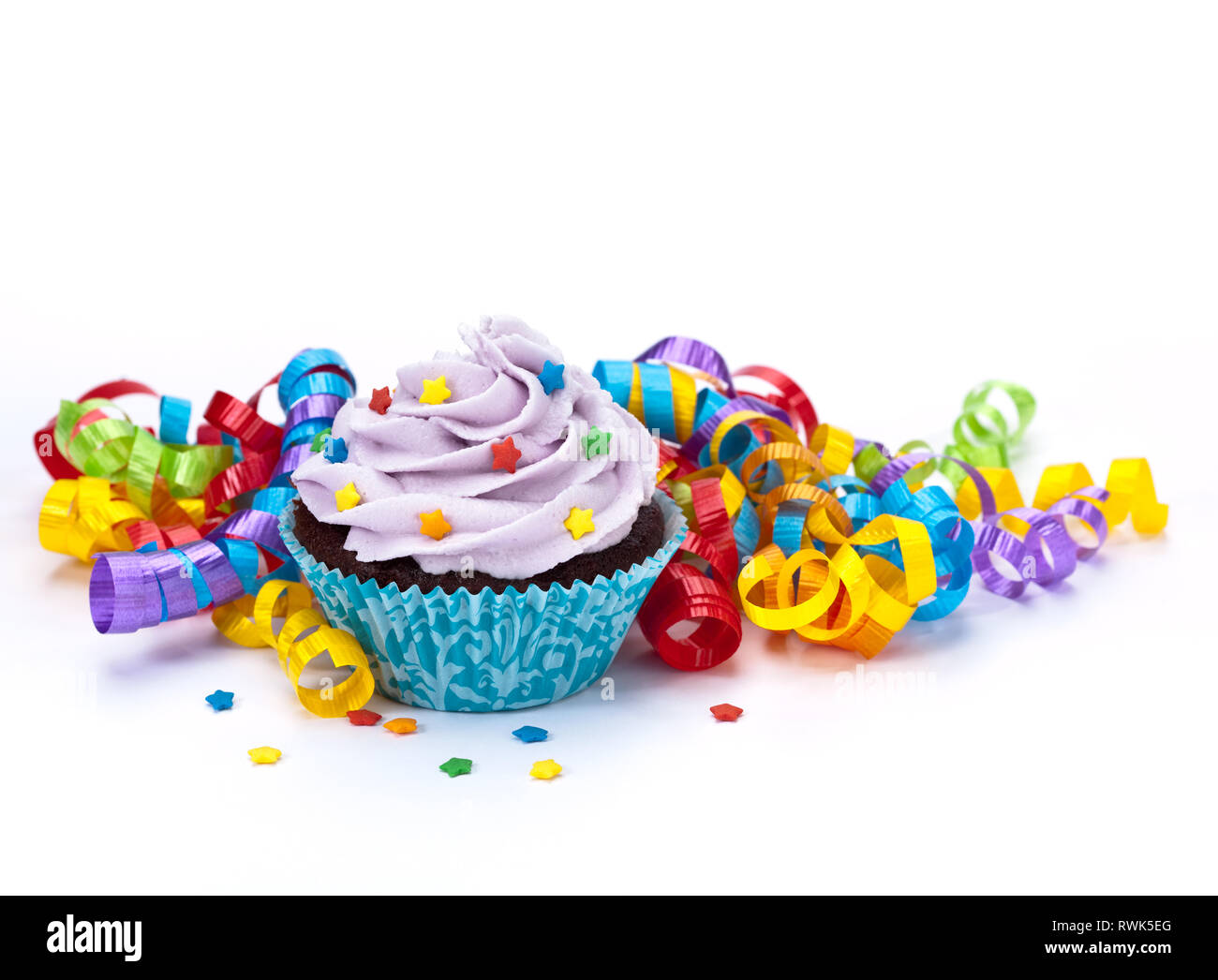 Lila Geburtstag Cupcake mit bunten Bändern isoliert auf weißem Stockfoto