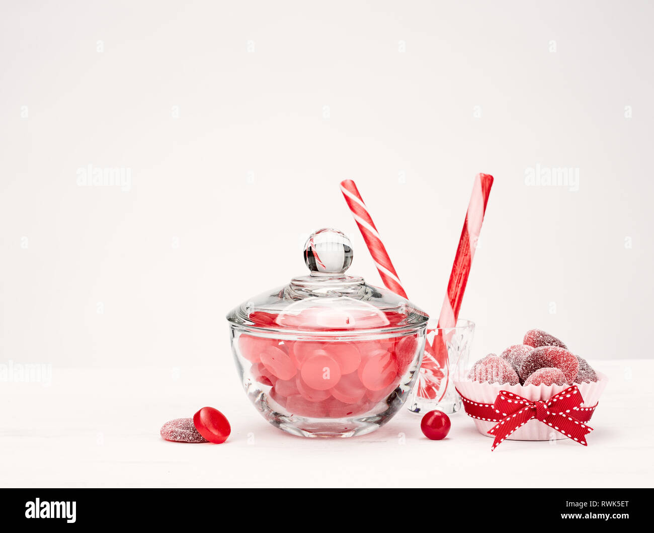 Sortiment von roten Bonbons auf einem weißen Hintergrund. Stockfoto