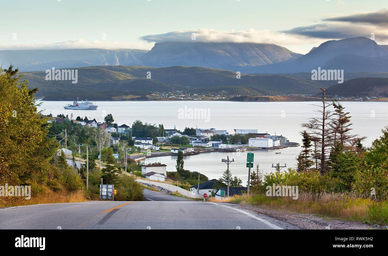 Was ein Autofahrer sieht nach der Ankunft in Woody Point auf der Route 431. Im Hintergrund ist Gros Morne Berg mit seinen Gipfel durch eine grosse Wolke versteckt. Gros Morne National Park, Neufundland, Kanada Stockfoto