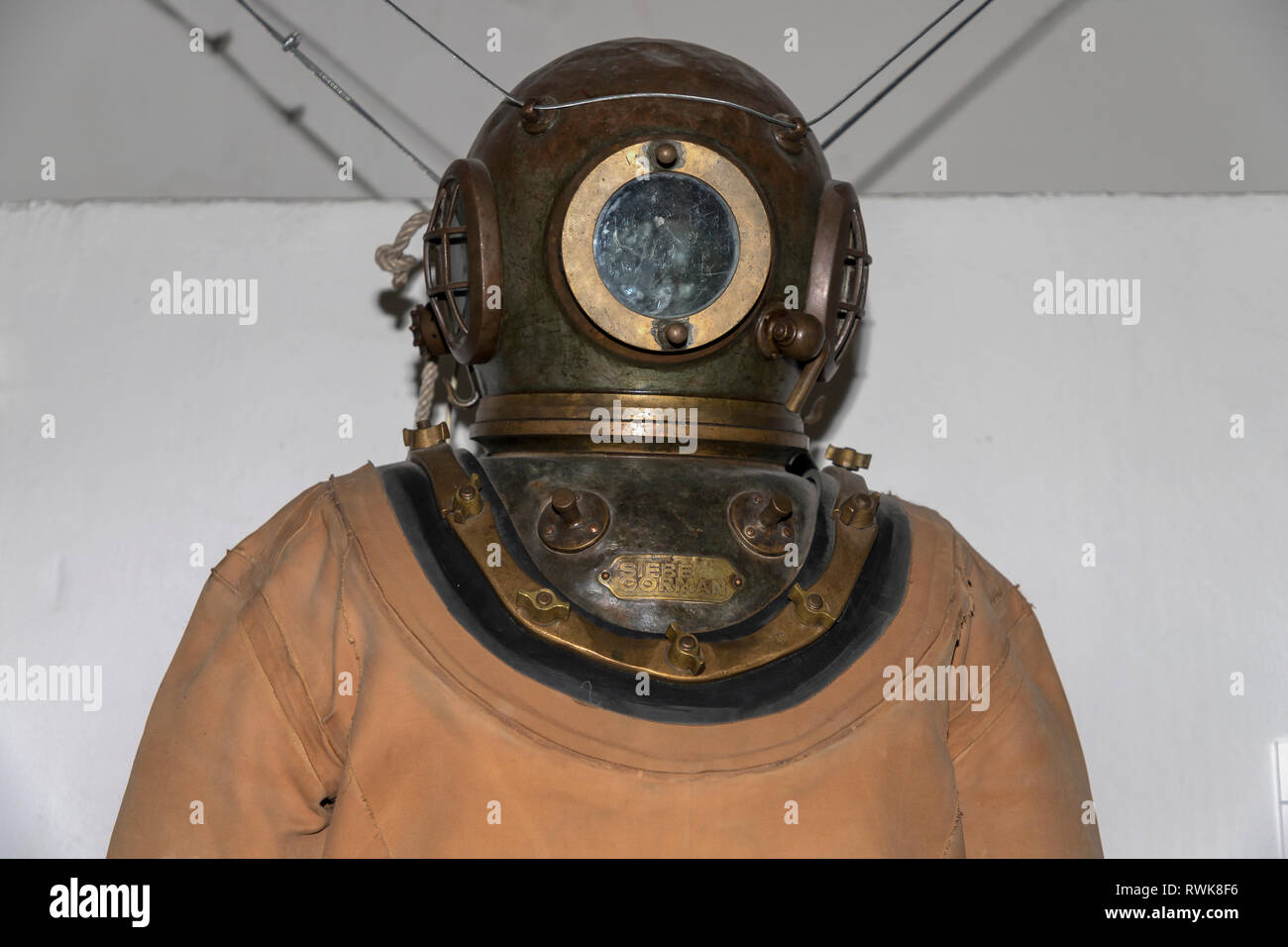 Belgrad, Serbien, März 2019 - Vintage diving Helm und Anzug durch Siebe Gorman & Company im Museum für Wissenschaft und Technologie Stockfoto