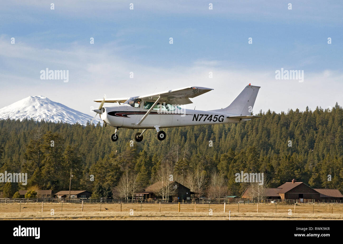 Eine einzelne - Motor, Single Wing Cessna Skyhawk, der beliebtesten kleinen Flugzeugen unter pilot Ausbilder in der Welt, macht berühren und Landungen auf einem Sm gehen Stockfoto