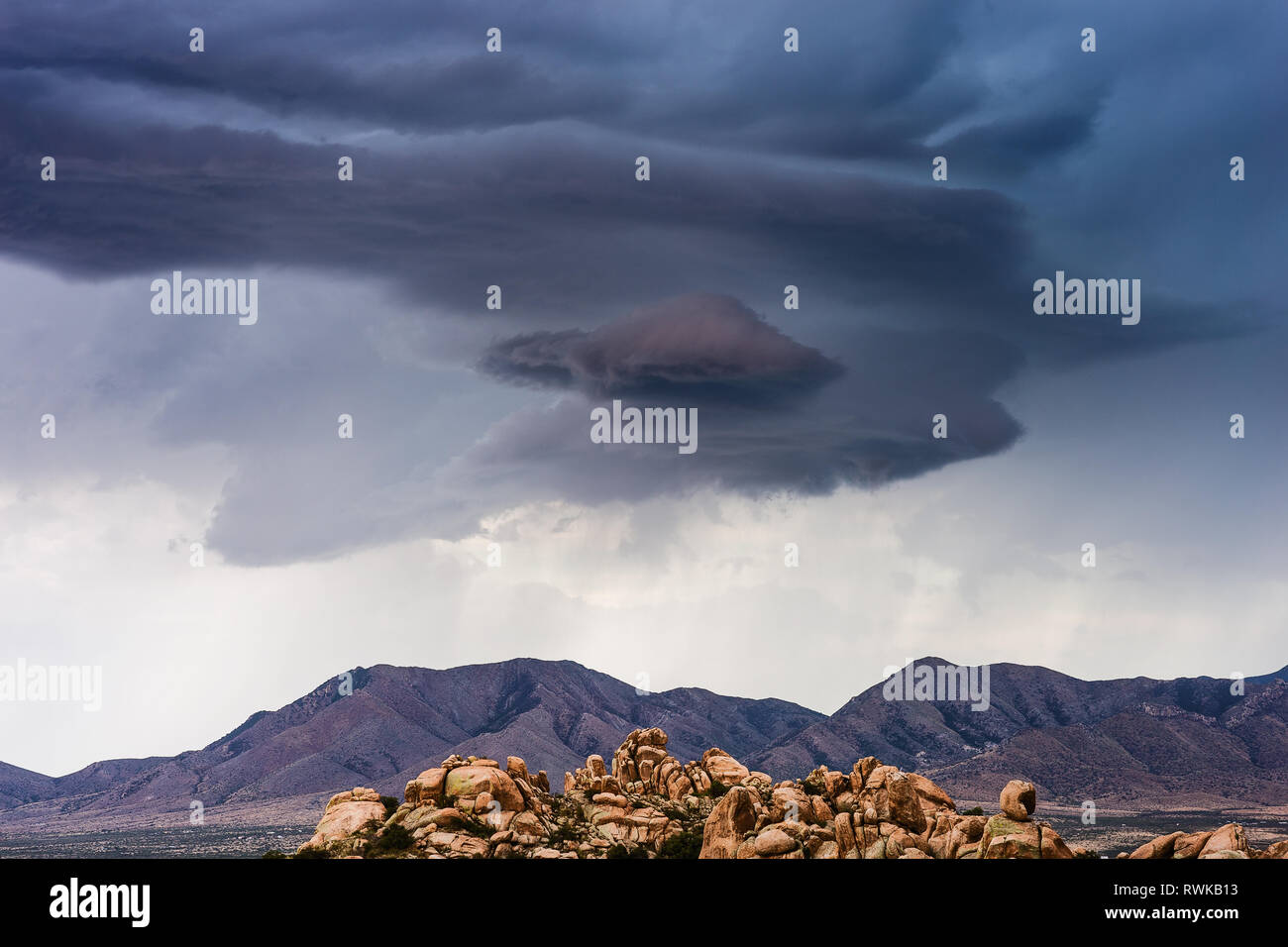 Ein hochbasierendes supercell-Gewitter dreht sich über den Dragoon Mountains in der Nähe von Benson, Arizona Stockfoto