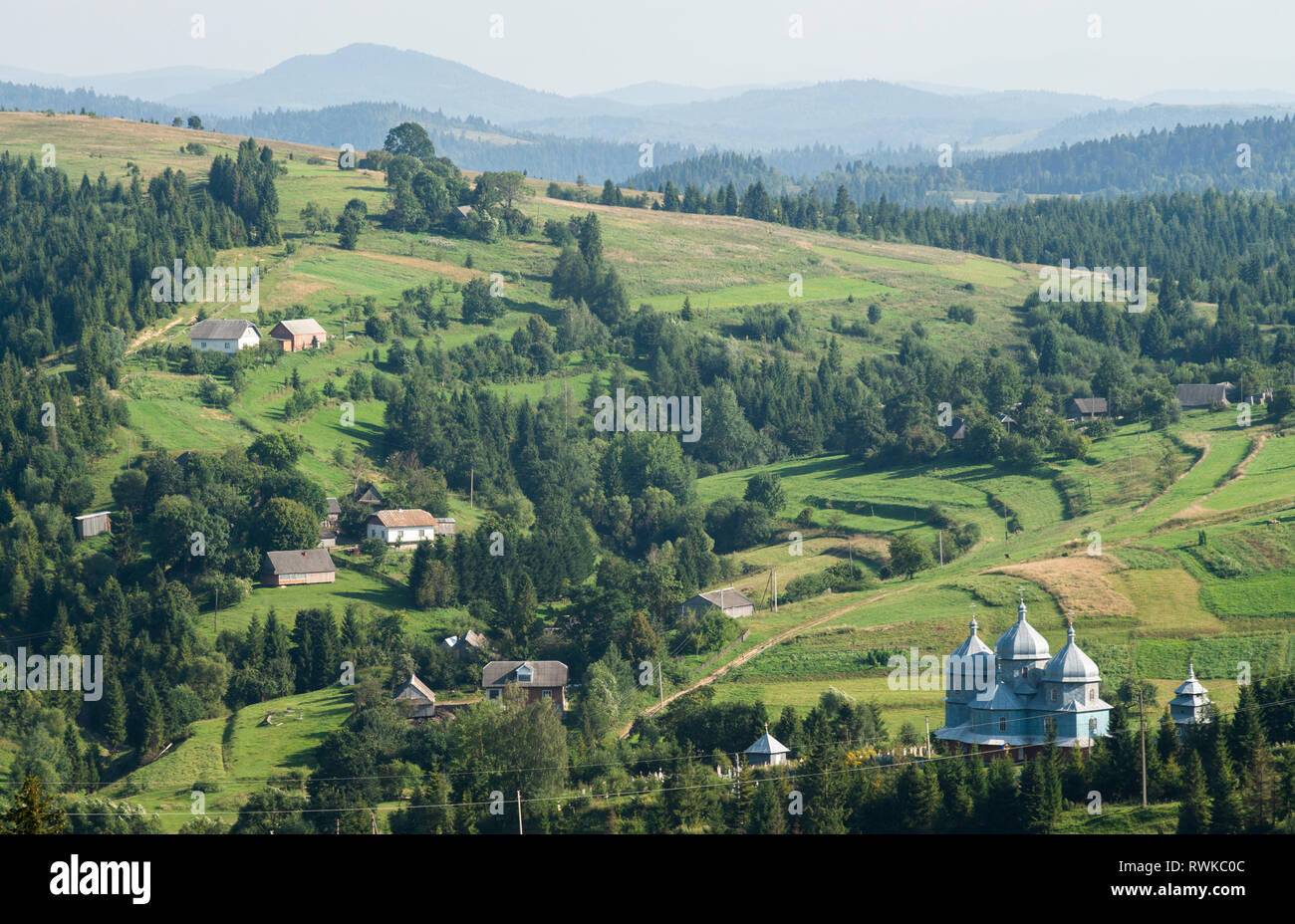 Karpaten, Landschaft mit Kirche in Zakarpattya der westlichen Ukraine Stockfoto