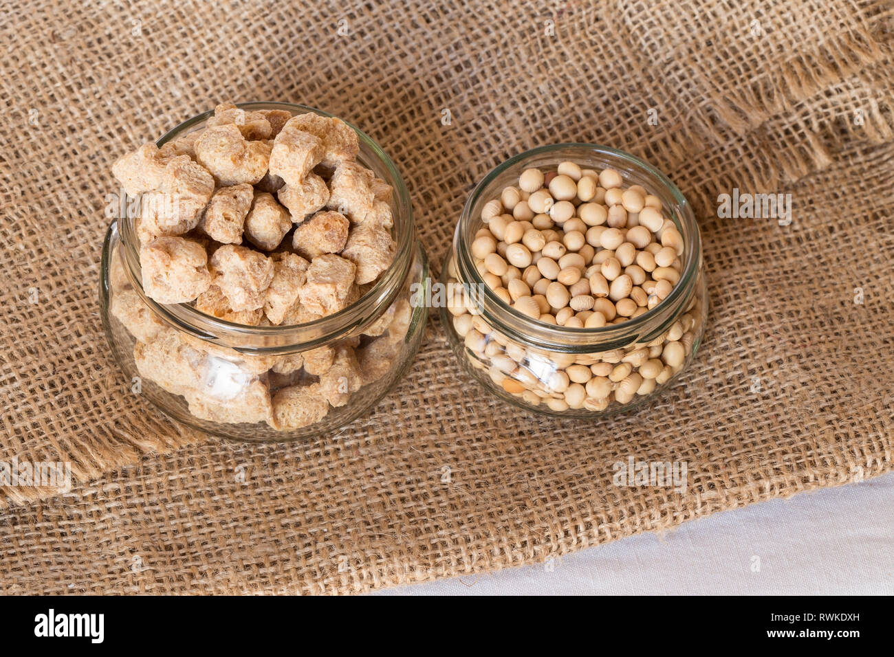 Sojaprodukte auf sackleinen Hintergrund Stockfoto