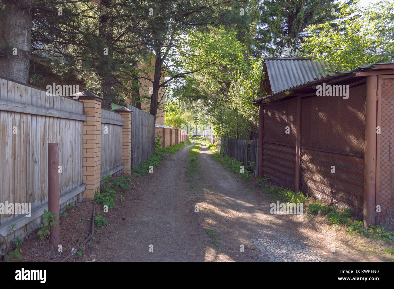 Typische Straße mit datschas in Sibirien, Russland, im Frühling Stockfoto