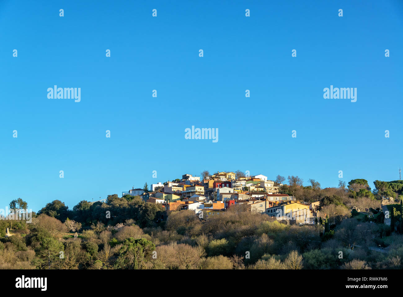 Moderne Nachbarschaft auf einem Baum Hügel in Girona, Spanien Stockfoto