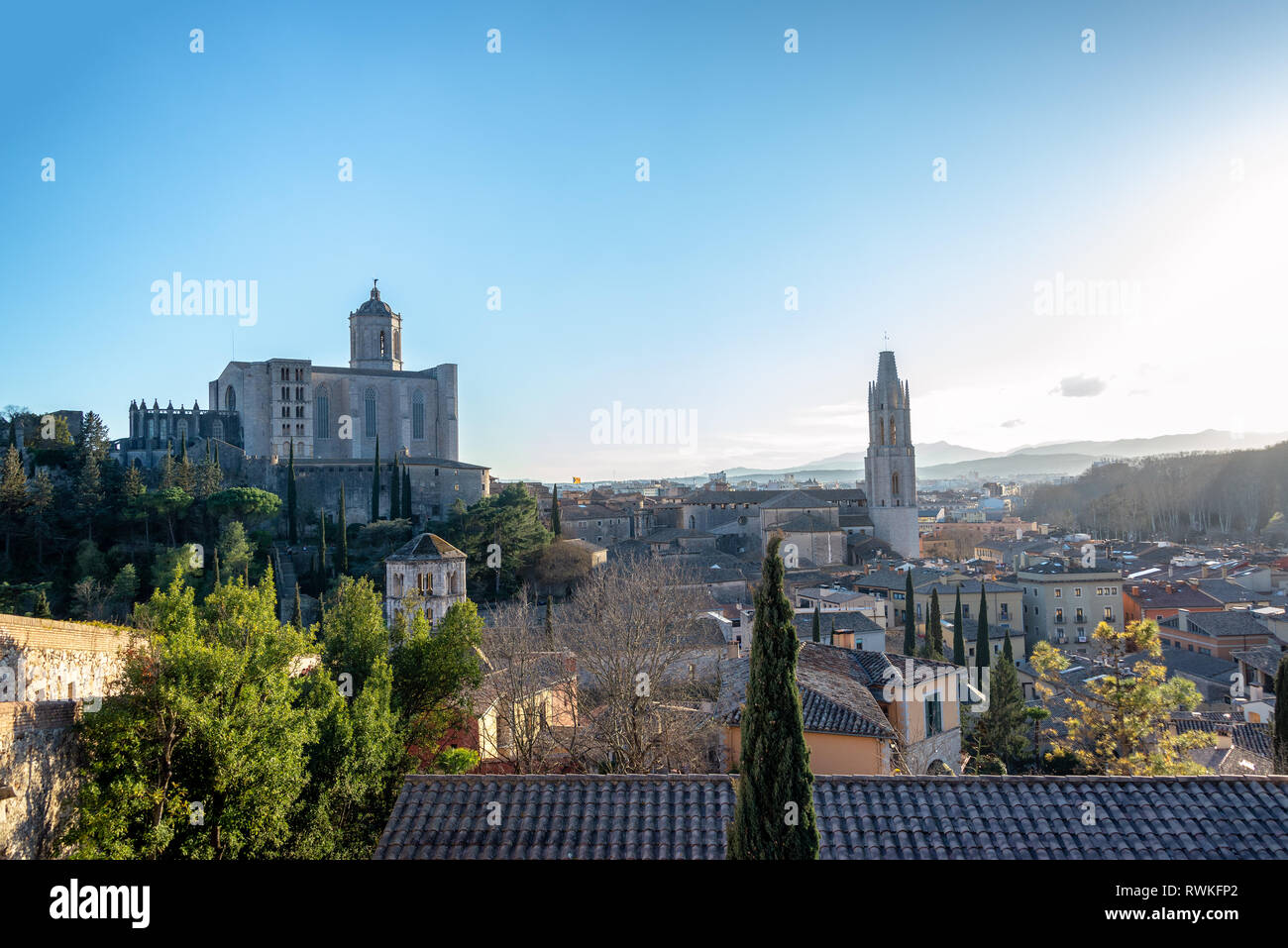 Stadtbild von mittelalterliche Girona, Spanien mit der hl. Felix Basilika und St. Mary's Cathedral Stockfoto