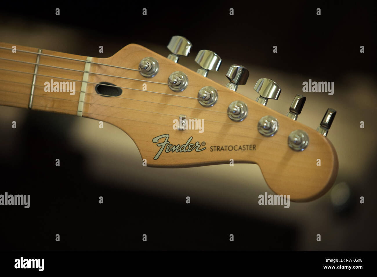 Kopfplatte einer Fender Stratocaster E-Gitarre Stockfotografie - Alamy