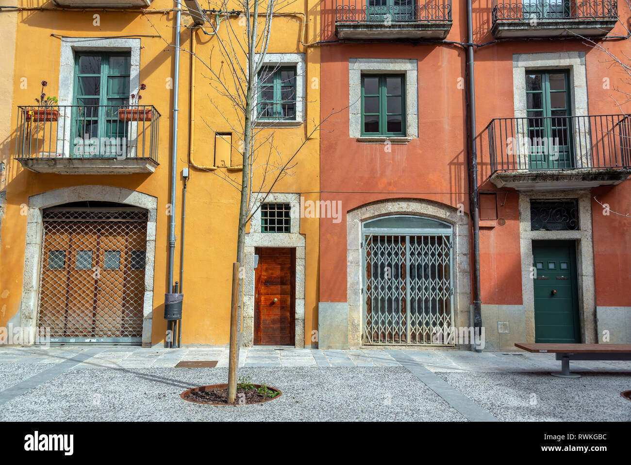 Gelb und Rot Architektur in Girona, Spanien Stockfoto