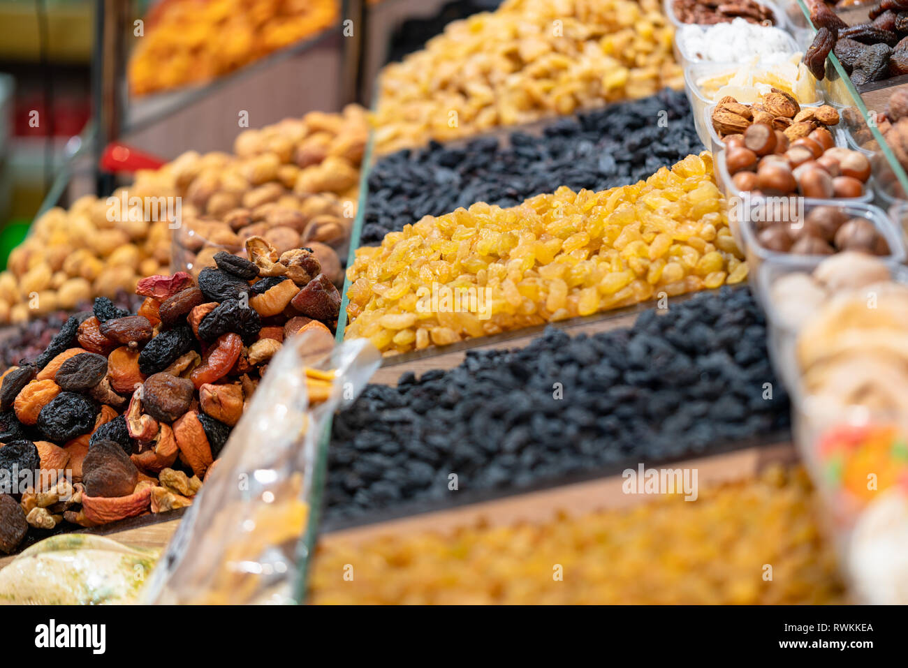 Gesundes Essen. Markt. Preis. Beeren auf Verkauf. Pflaumen. Rosinen. Vegan. Green Food. Lecker. Lecker. Vegetarisch. Gutes Essen. Hand gemacht. Home Kochen. Stockfoto