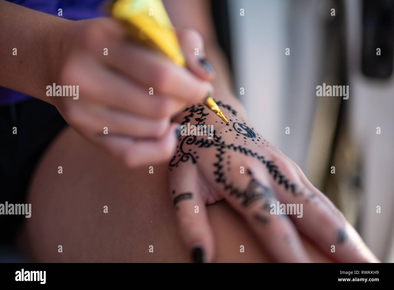 Junges Mädchen selbst - Henna Tattoo auf der Hand Stockfoto