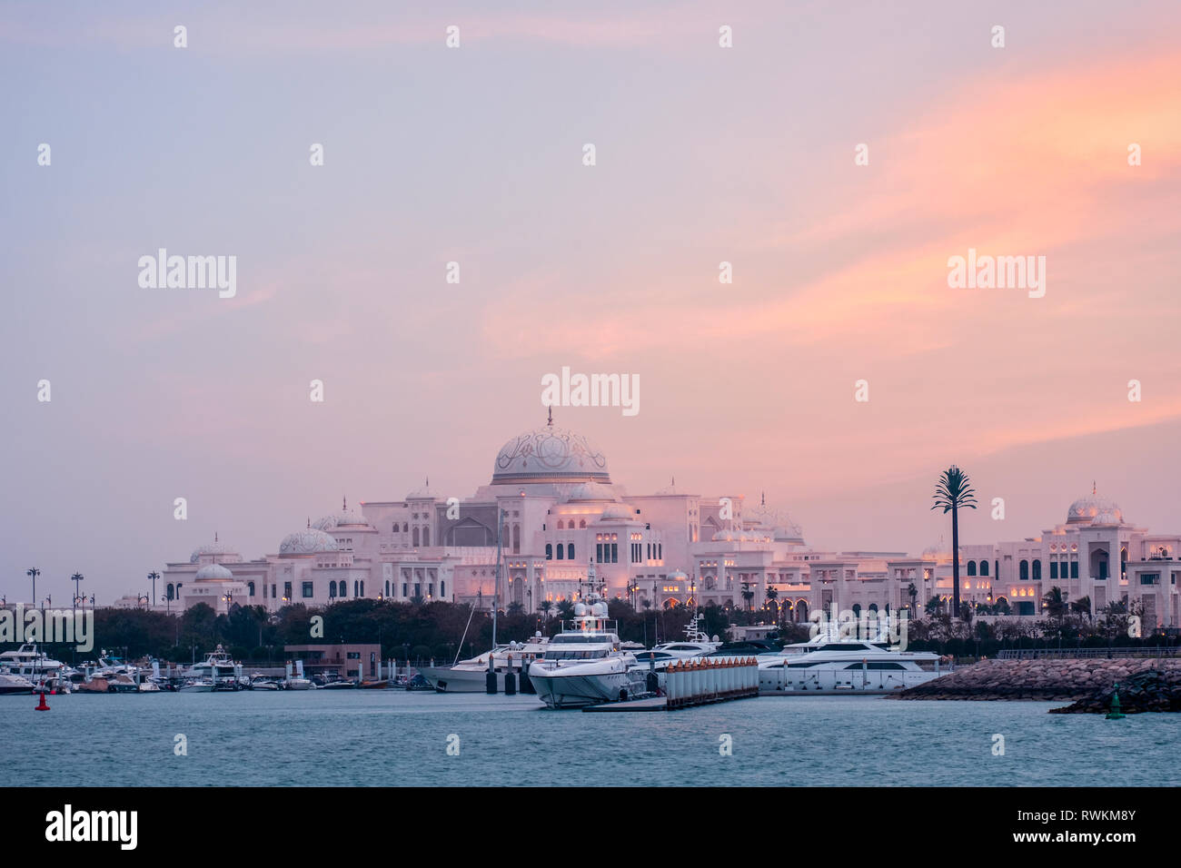 Abendlicher Blick von Presidential Palace Abu Dhabi, VAE Stockfoto