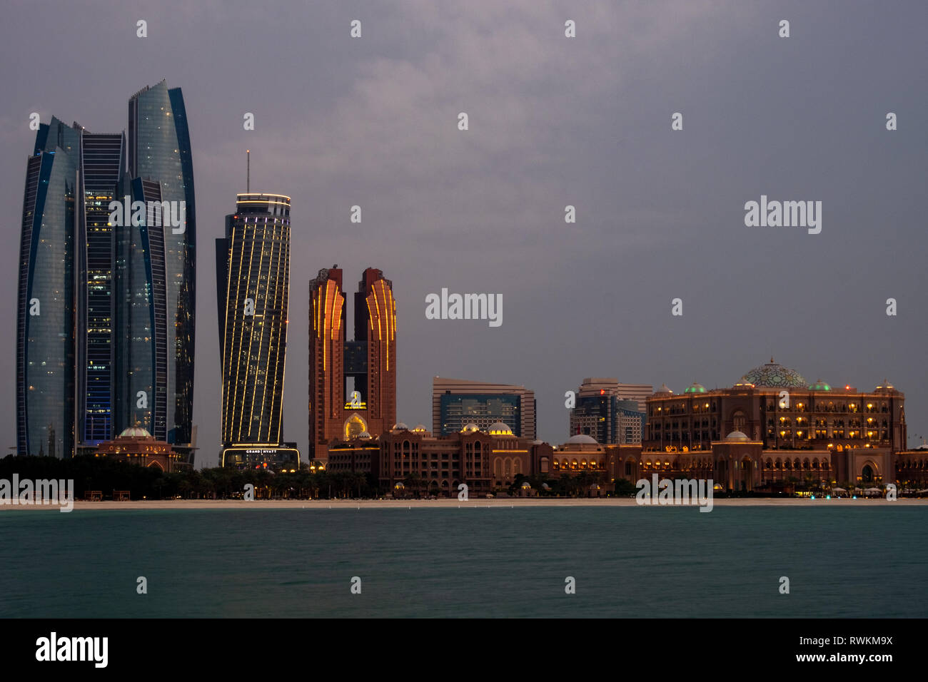Abendlicher Blick von Emirates Palce, Bab Al Qasr Hotel und Etihad Towers Stockfoto