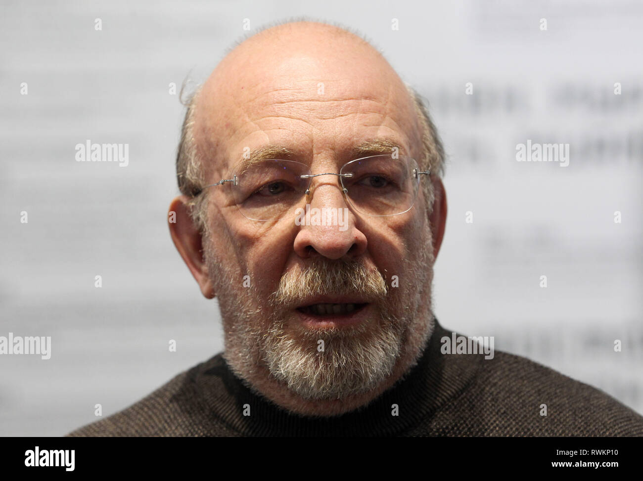 Der Besitzer des Gemäldes von self-Portrait von Russischen Künstler Kasimir Malewitsch, Kunsthistoriker Eduard Dymshits sprechen gesehen während der Eröffnung der Ausstellung 'Avant-garde. Auf der Suche nach der vierten Dimension' an der M17 Zentrum für Moderne Kunst in Kiew, Ukraine. Zum ersten Mal in der Ukraine präsentiert eine bisher unerreichte Self-portrait von Russischen Künstler Kasimir Malewitsch, das er 11 Monate vor seinem Tod gemalt, so die Veranstalter. "Jetzt schaue ich wie Marx in einem Grab. Wenn ich die Kinder schreien, Karl Marx, "unterzeichnet Malewitsch auf ein Selbstporträt, in einem Brief an den Dichter Grigorij Petnikov, Stockfoto