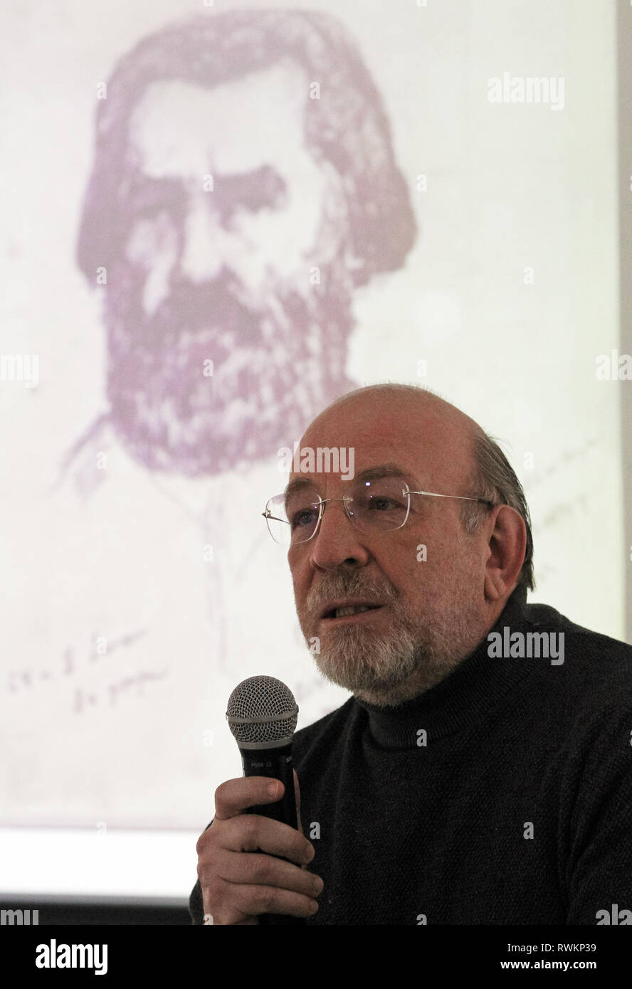 Der Besitzer des Gemäldes von self-Portrait von Russischen Künstler Kasimir Malewitsch, Kunsthistoriker Eduard Dymshits sprechen gesehen während der Eröffnung der Ausstellung 'Avant-garde. Auf der Suche nach der vierten Dimension' an der M17 Zentrum für Moderne Kunst in Kiew, Ukraine. Zum ersten Mal in der Ukraine präsentiert eine bisher unerreichte Self-portrait von Russischen Künstler Kasimir Malewitsch, das er 11 Monate vor seinem Tod gemalt, so die Veranstalter. "Jetzt schaue ich wie Marx in einem Grab. Wenn ich die Kinder schreien, Karl Marx, "unterzeichnet Malewitsch auf ein Selbstporträt, in einem Brief an den Dichter Grigorij Petnikov, Stockfoto