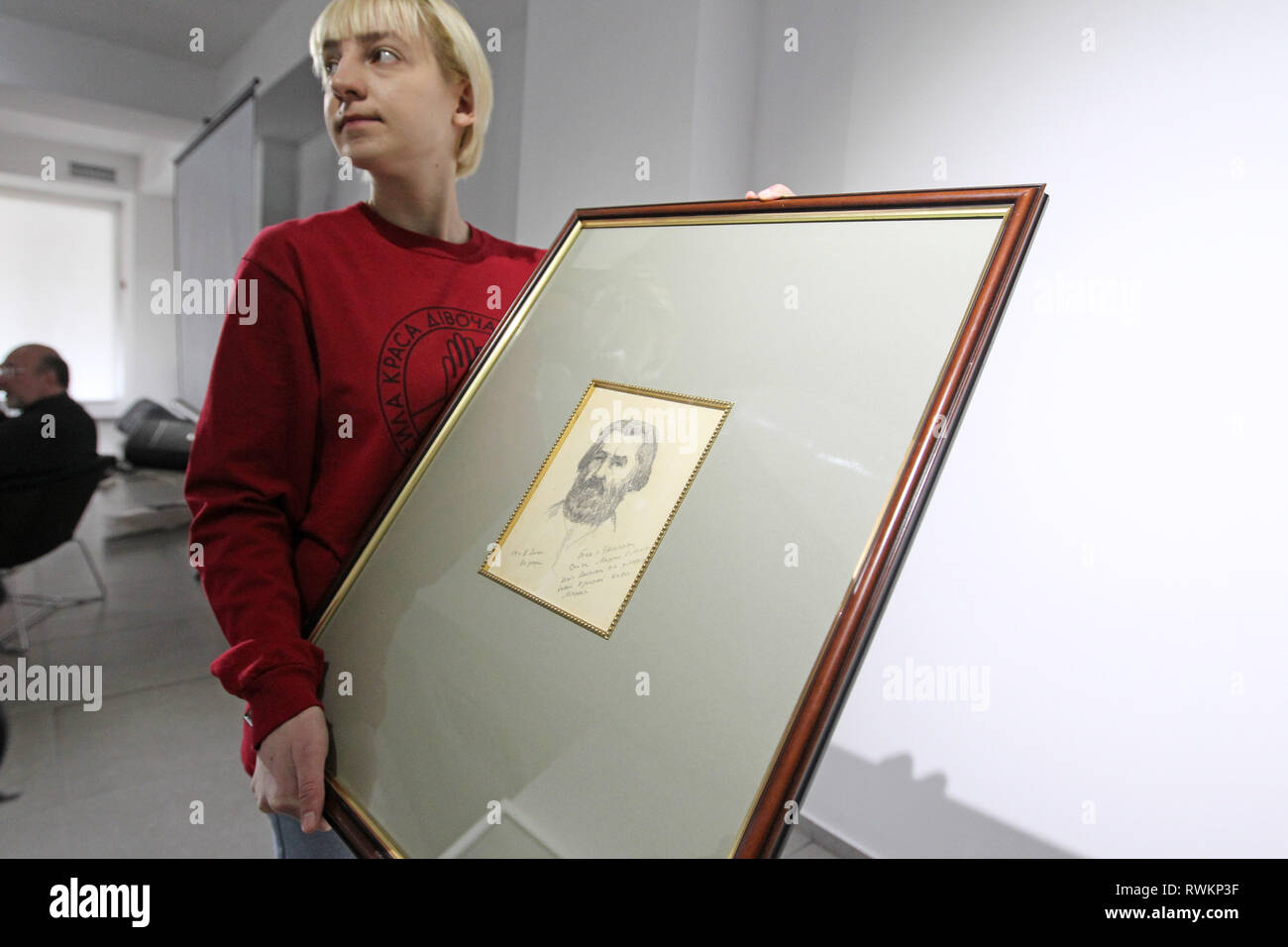 Arbeiter des Art Center ist gesehen, die die Malerei von self-Portrait von Russischen Künstler Kasimir Malewitsch während der Eröffnung der Ausstellung 'Avant-garde. Auf der Suche nach der vierten Dimension' an der M17 Zentrum für Moderne Kunst in Kiew, Ukraine. Zum ersten Mal in der Ukraine präsentiert eine bisher unerreichte Self-portrait von Russischen Künstler Kasimir Malewitsch, das er 11 Monate vor seinem Tod gemalt, so die Veranstalter. "Jetzt schaue ich wie Marx in einem Grab. Wenn ich die Kinder schreien, Karl Marx, "unterzeichnet Malewitsch auf ein Selbstporträt, in einem Brief an den Dichter Grigorij Petnikov, 1934 gemalt, Stockfoto