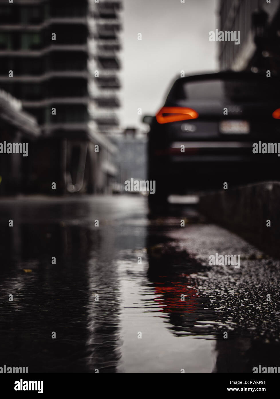 Audi in der Stadt an einem regnerischen Tag geparkt Stockfoto