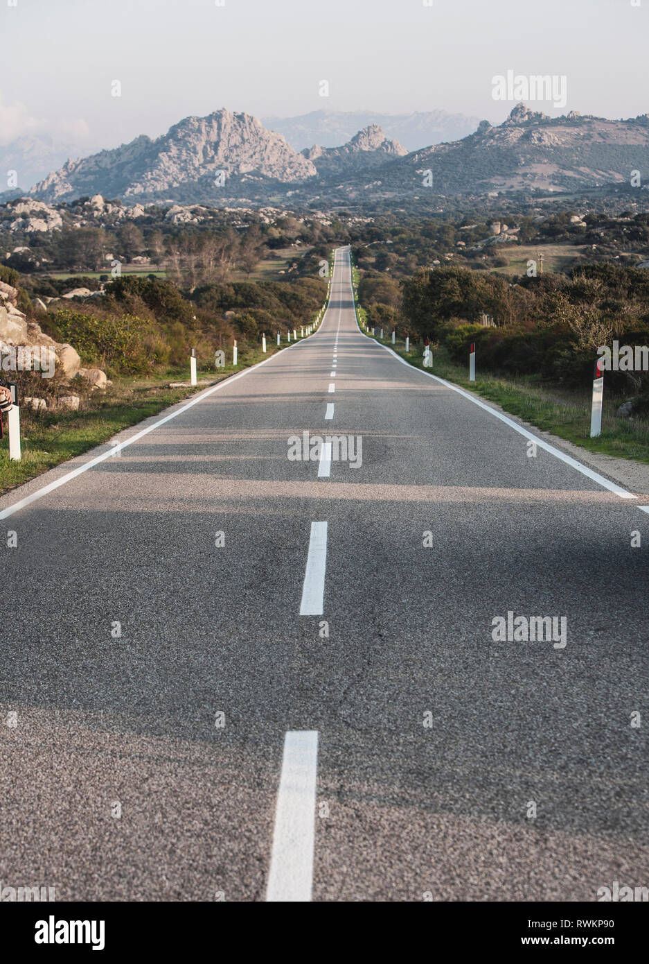 Straße durch Landschaft, Toskana, Italien Stockfoto