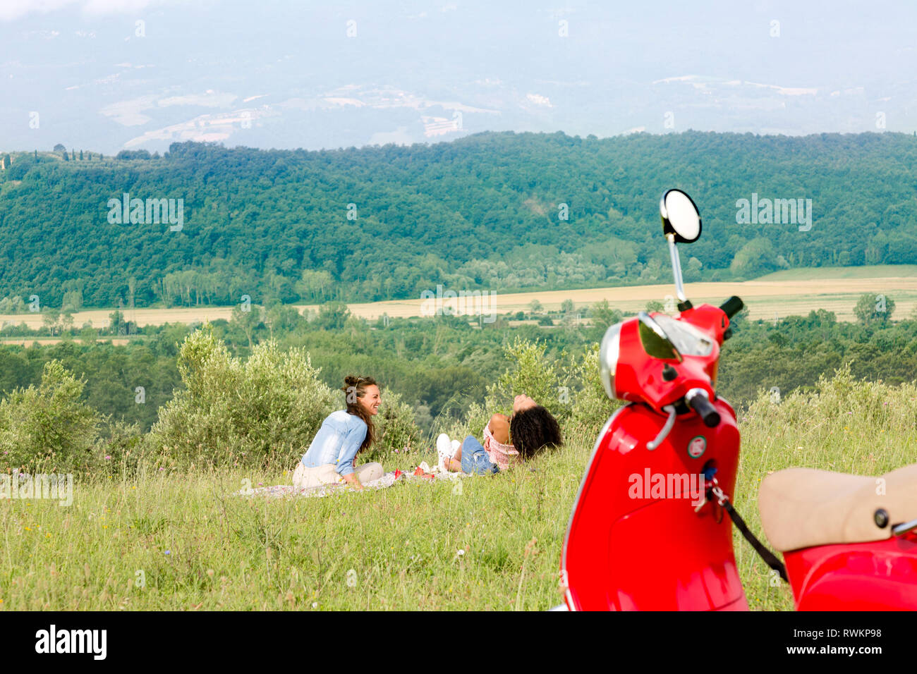 Freunde, Genießen, Picknick, Roller im Vordergrund Stockfoto