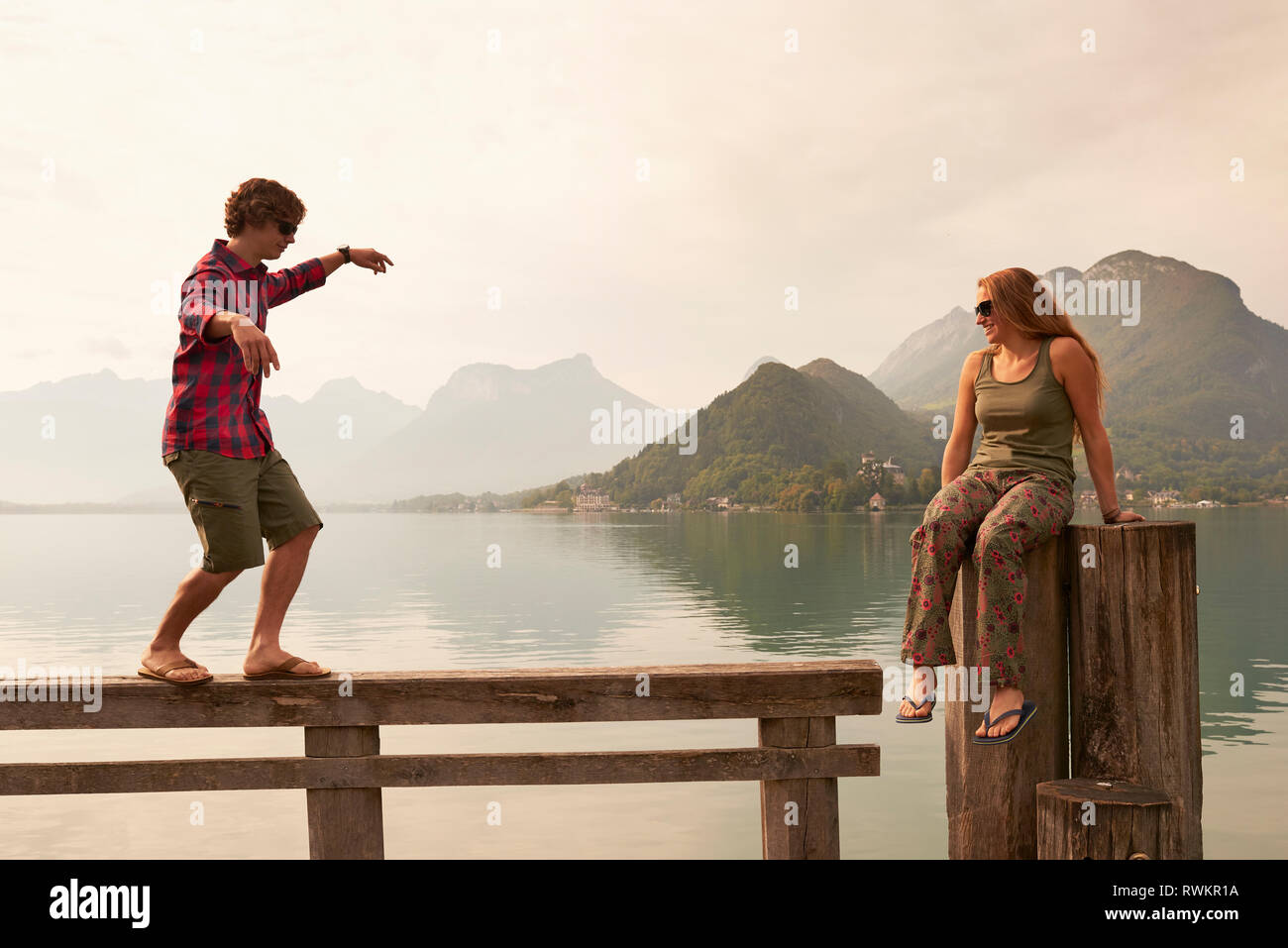 Junges Paar Aprilscherze auf Pier, dem See von Annecy, Annecy, Rhône-Alpes, Frankreich Stockfoto