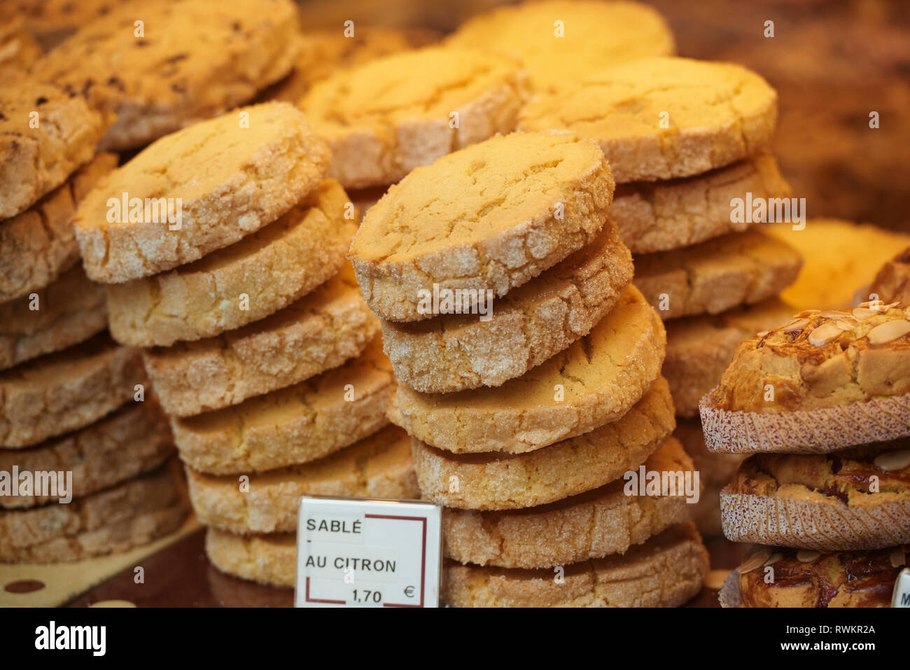 Gestapelte frisches französisches Gebäck, Nahaufnahme, Annecy, Rhône-Alpes, Frankreich Stockfoto