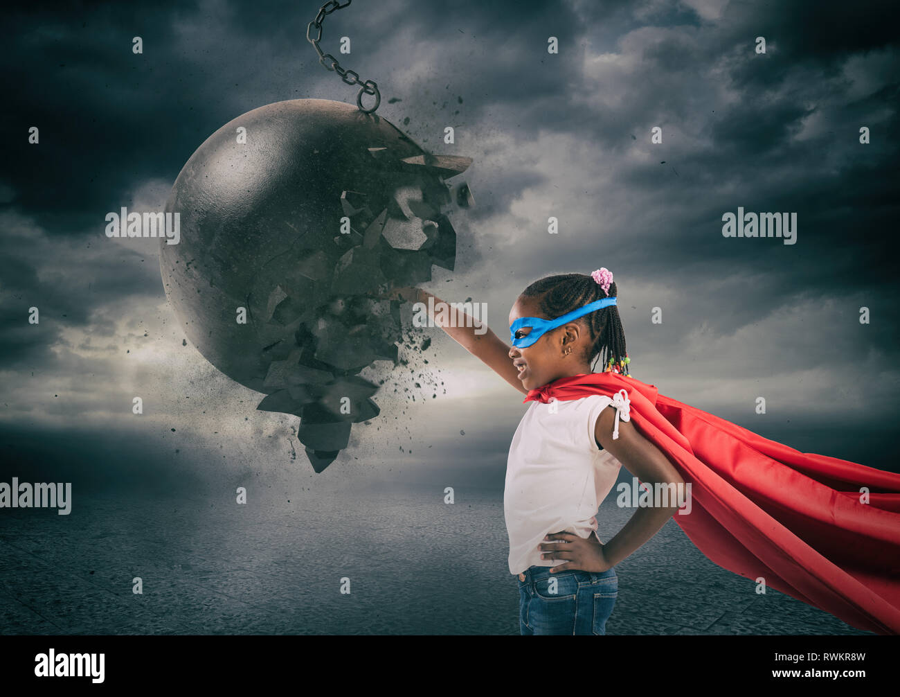 Kraft und Entschlossenheit eines super hero Kind gegen eine Abrissbirne Stockfoto