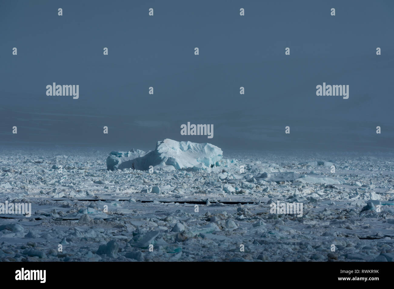 Arktis Meereis und Küsten Nebel, Wahlenberg Fjord, Nordaustlandet, Svalbard, Norwegen. Stockfoto