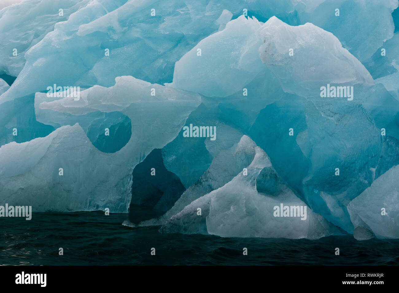 Blick auf den Arktischen Ozean und blauen Eisberg, Nahaufnahme, Detail, Burgerbukta, Spitzbergen, Svalbard, Norwegen Stockfoto