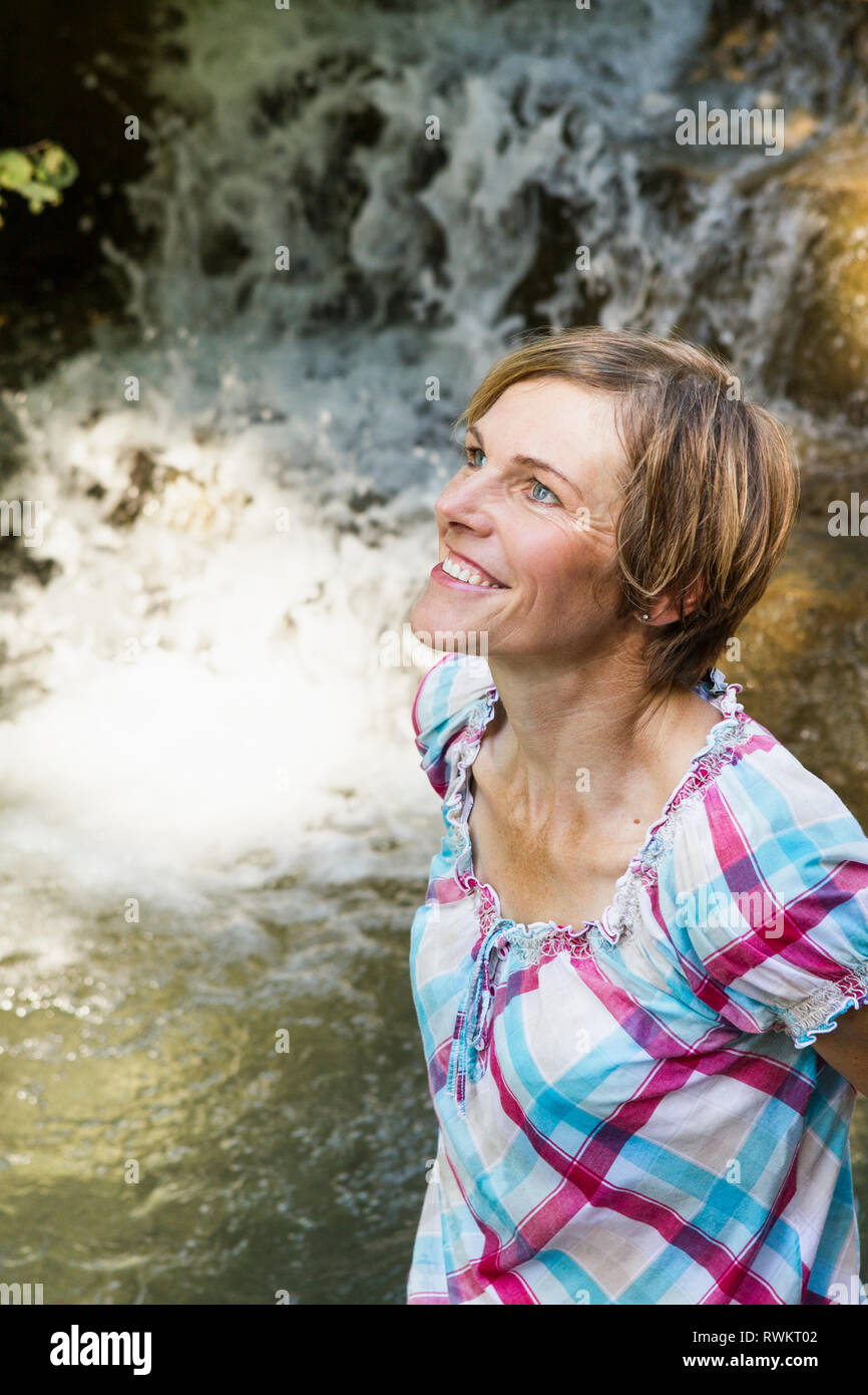 Frau am Wasserfall, Sonthofen, Bayern, Deutschland Stockfoto