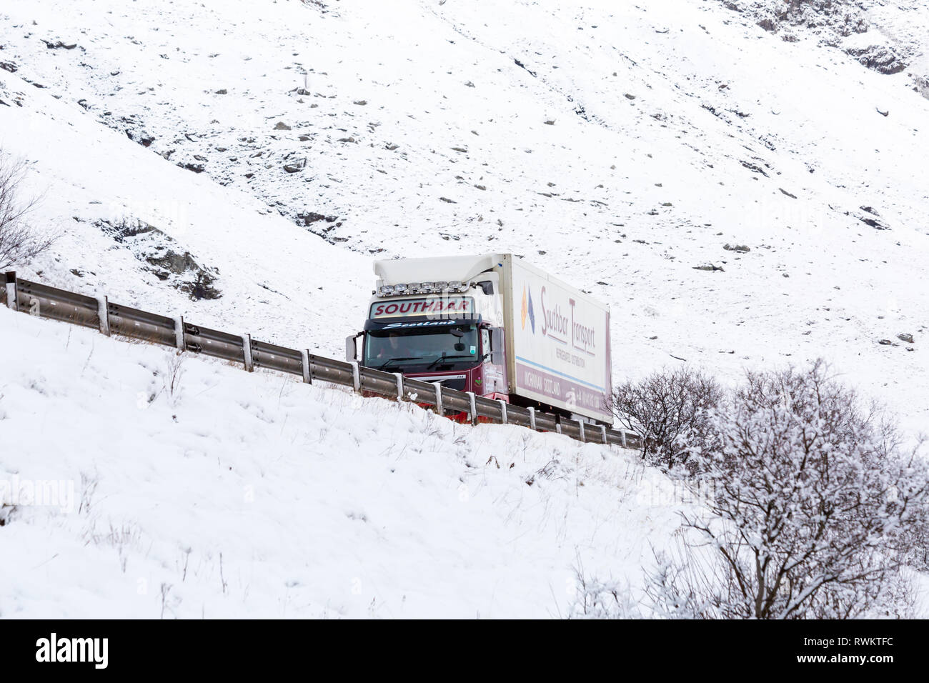Southbar Transport Scotland Lkw Fahrzeug entlang der A82 Straße am Tag der Winter mit Schnee um an Rannoch Moor, Highlands, Schottland im Winter Stockfoto