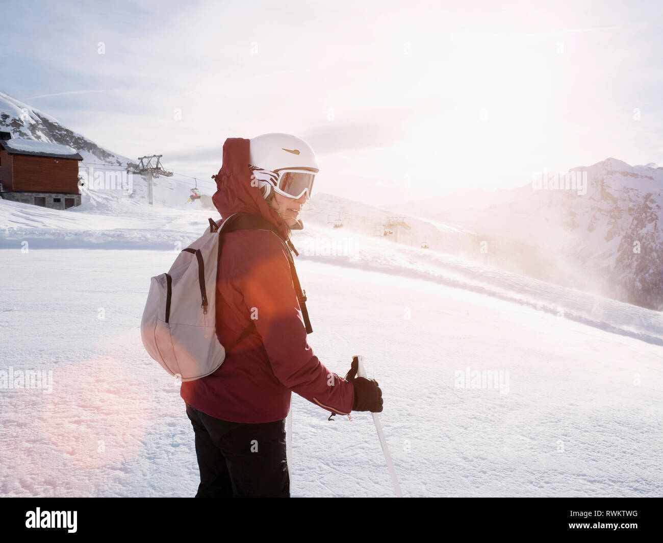 Junge Frau Skifahrer das Tragen von Helm und Skibrille in der schneebedeckten Landschaft, Alpe Ciamporino, Piemont, Italien Stockfoto