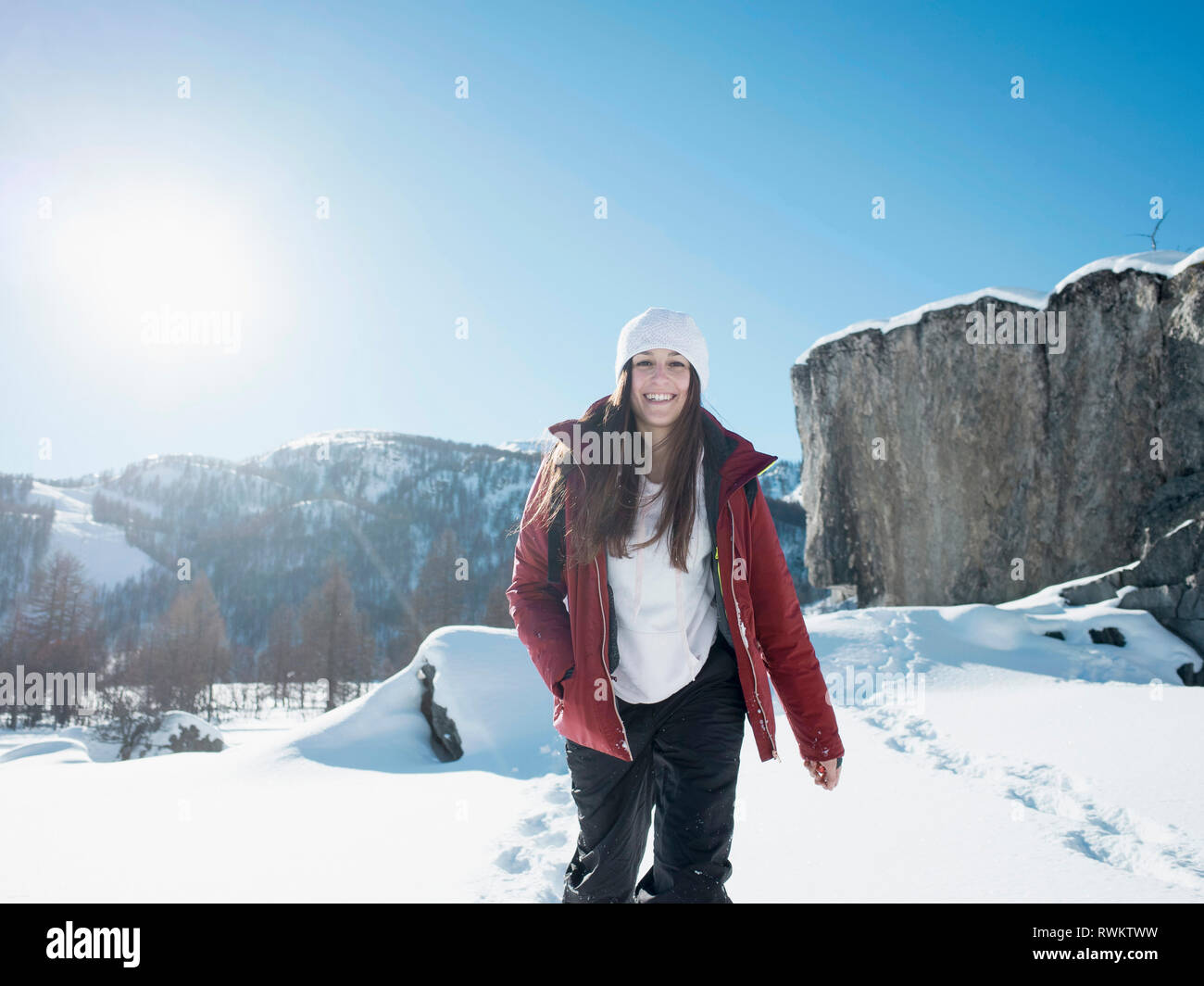 Junge Frau in Strick Hut in der schneebedeckten Landschaft, Porträt, Alpe Ciamporino, Piemont, Italien Stockfoto