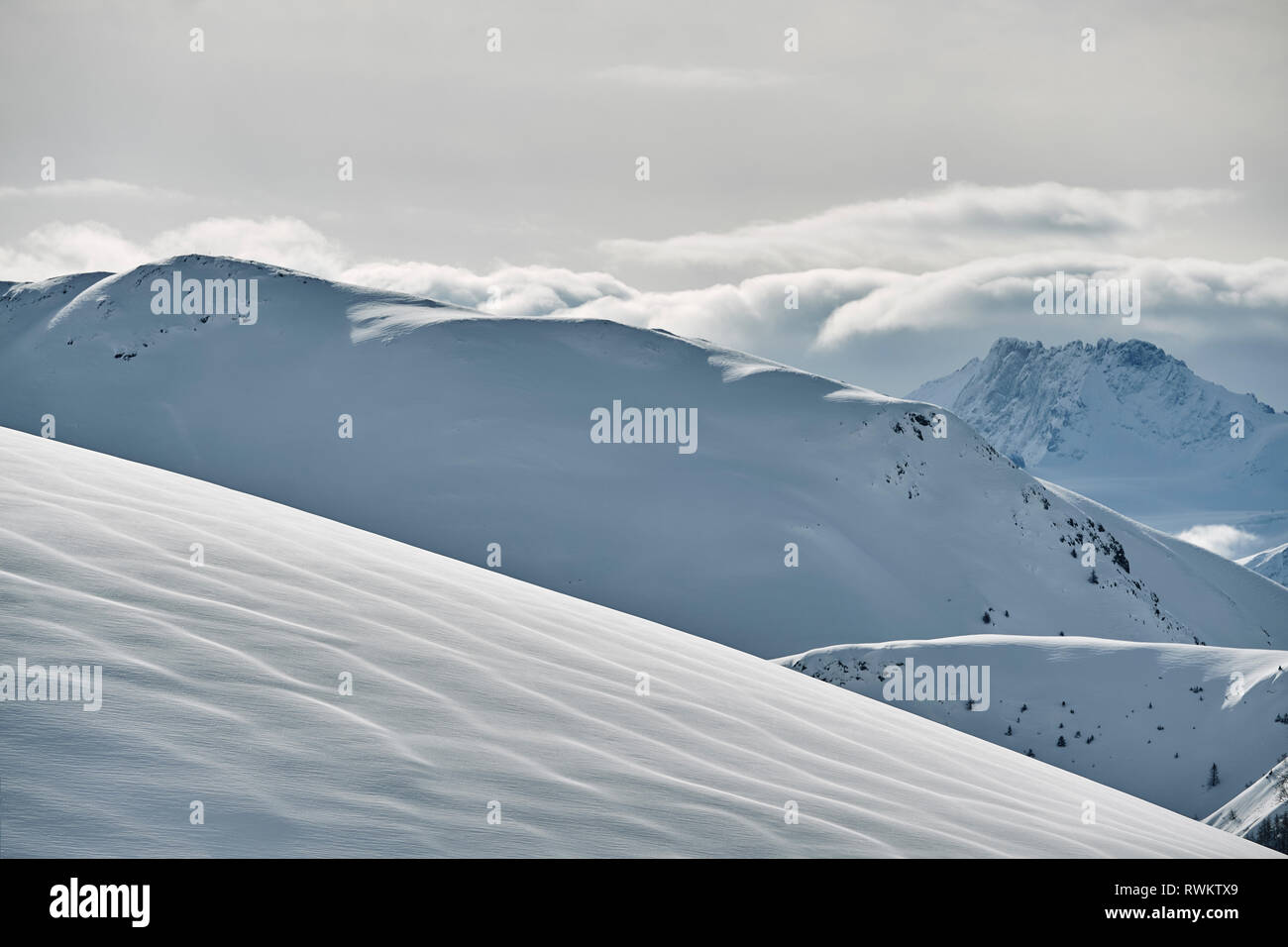 Verschneite Berglandschaft, Alpe-d'Huez, Rhône-Alpes, Frankreich Stockfoto