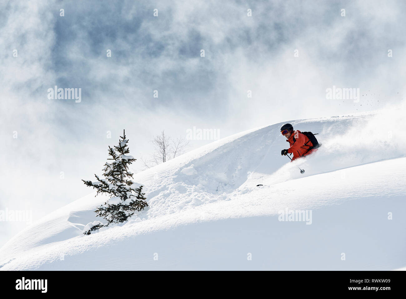 Männliche Skifahrer Skifahren, schneebedeckten Berg, Alpe-d'Huez, Rhône-Alpes, Frankreich Stockfoto