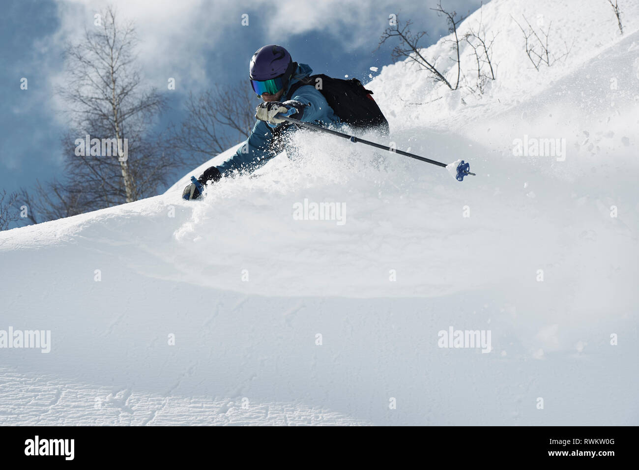 Männliche Skifahrer Skifahren auf Pulverschnee, Alpe-d'Huez, Rhône-Alpes, Frankreich Stockfoto
