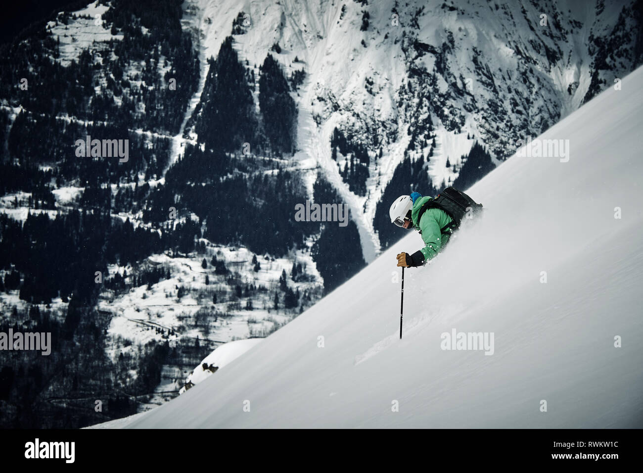 Männliche Skifahrer Skifahren, steilen Berghang, Alpe-d'Huez, Rhône-Alpes, Frankreich Stockfoto