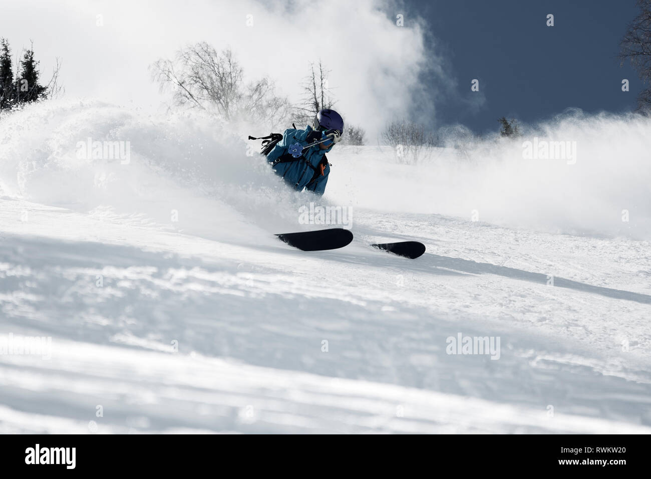 Männliche Skifahrer, Skifahren Berg, Low Angle View, Alpe-d'Huez, Rhône-Alpes, Frankreich Stockfoto