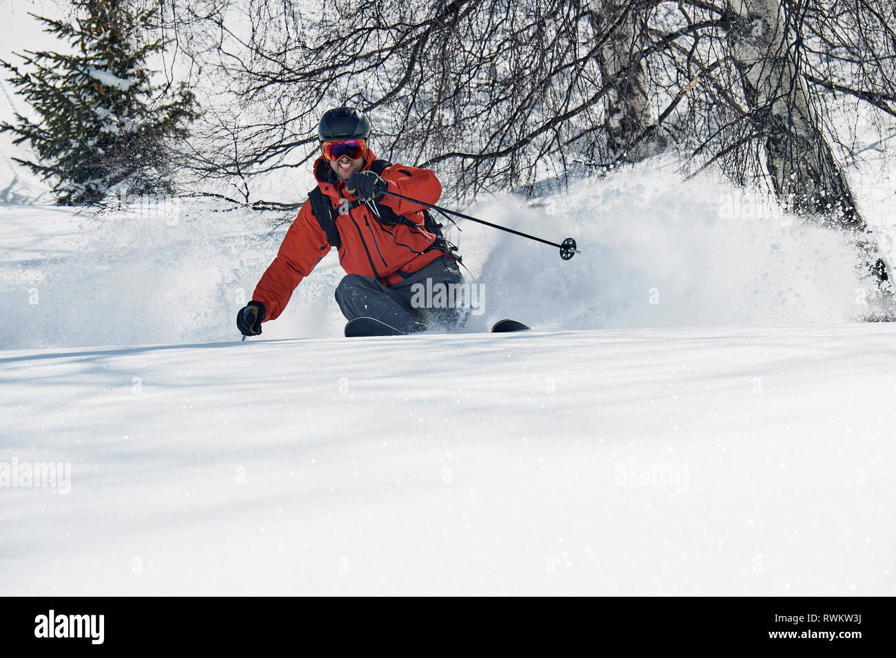 Männliche Skifahrer, Skifahren Berg, Low Angle View, Alpe-d'Huez, Rhône-Alpes, Frankreich Stockfoto