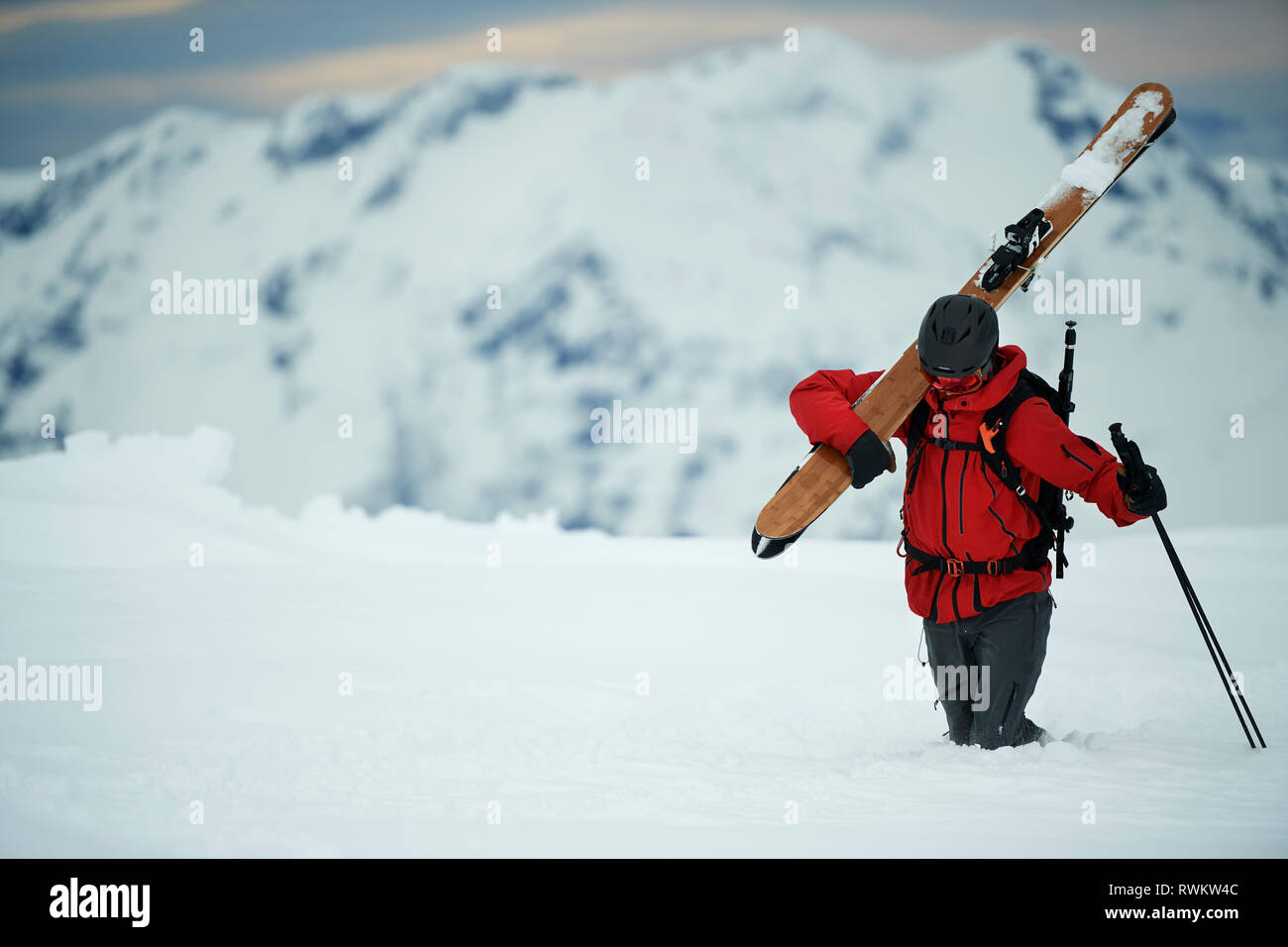Landschaft mit männlichen Skifahrer im tiefen Schnee stapfen, Alpe-d'Huez, Rhône-Alpes, Frankreich Stockfoto