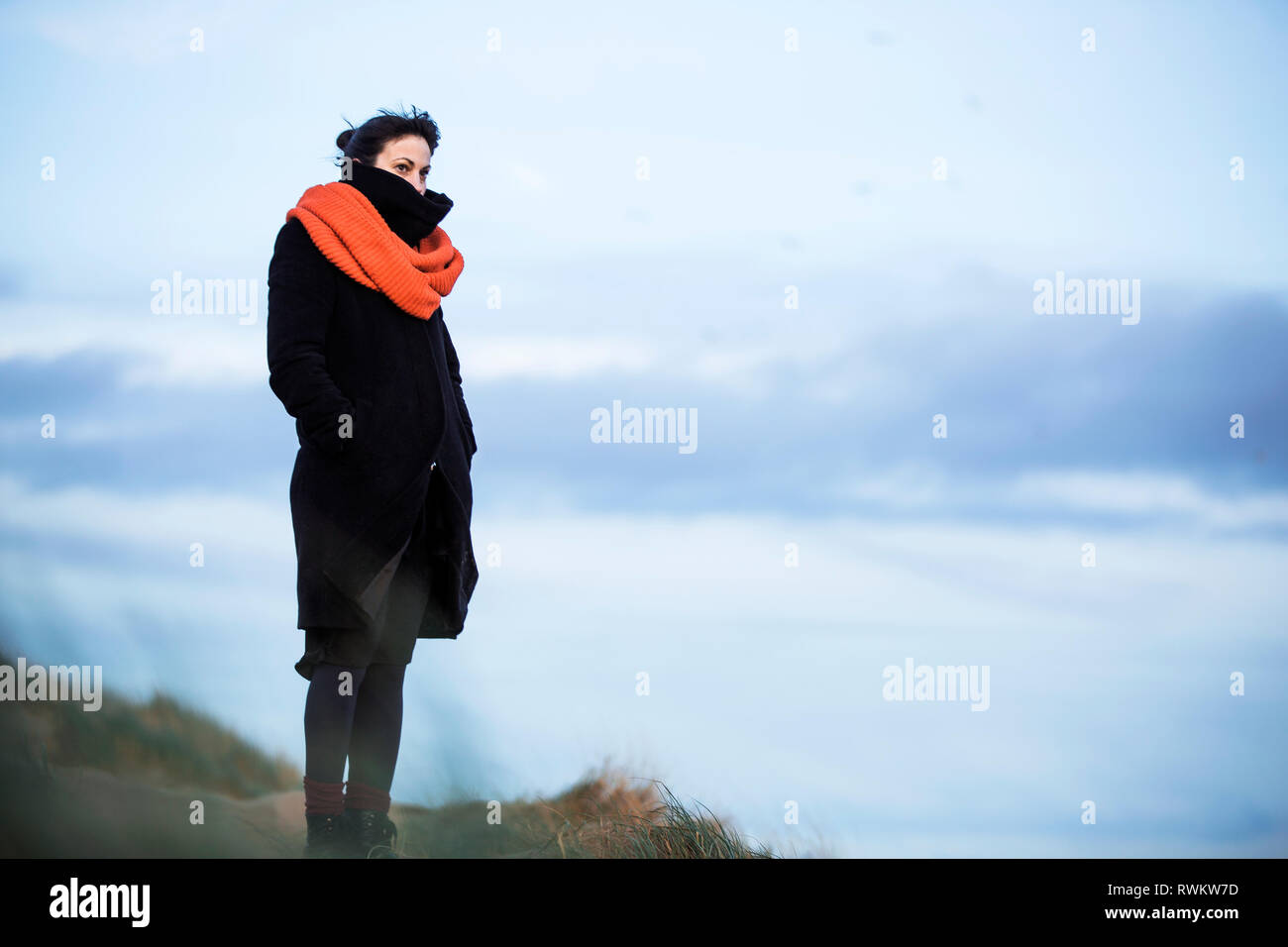 Frau aus Blick auf das Meer am Strand Stockfoto