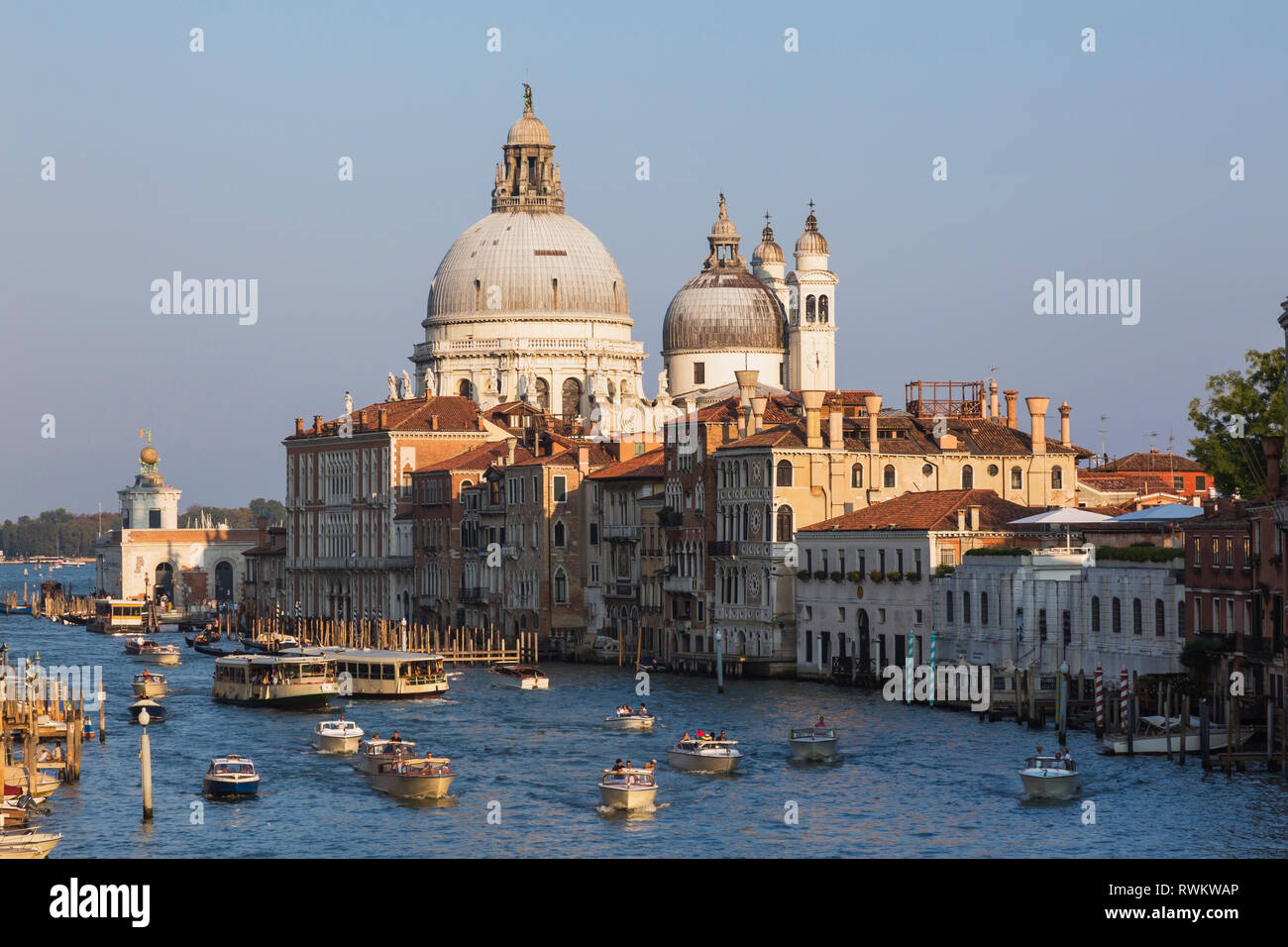 Wassertaxis und Vaporetto am Grand Canal, Palast, Santa Maria della Salute Basilika, Dorsoduro, Venedig, Italien Stockfoto