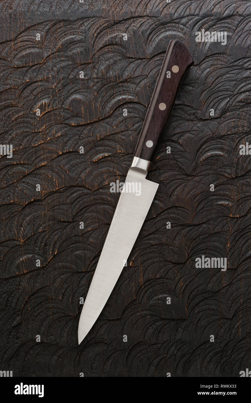 Küche Messer geätzt Holzbrett Stockfoto